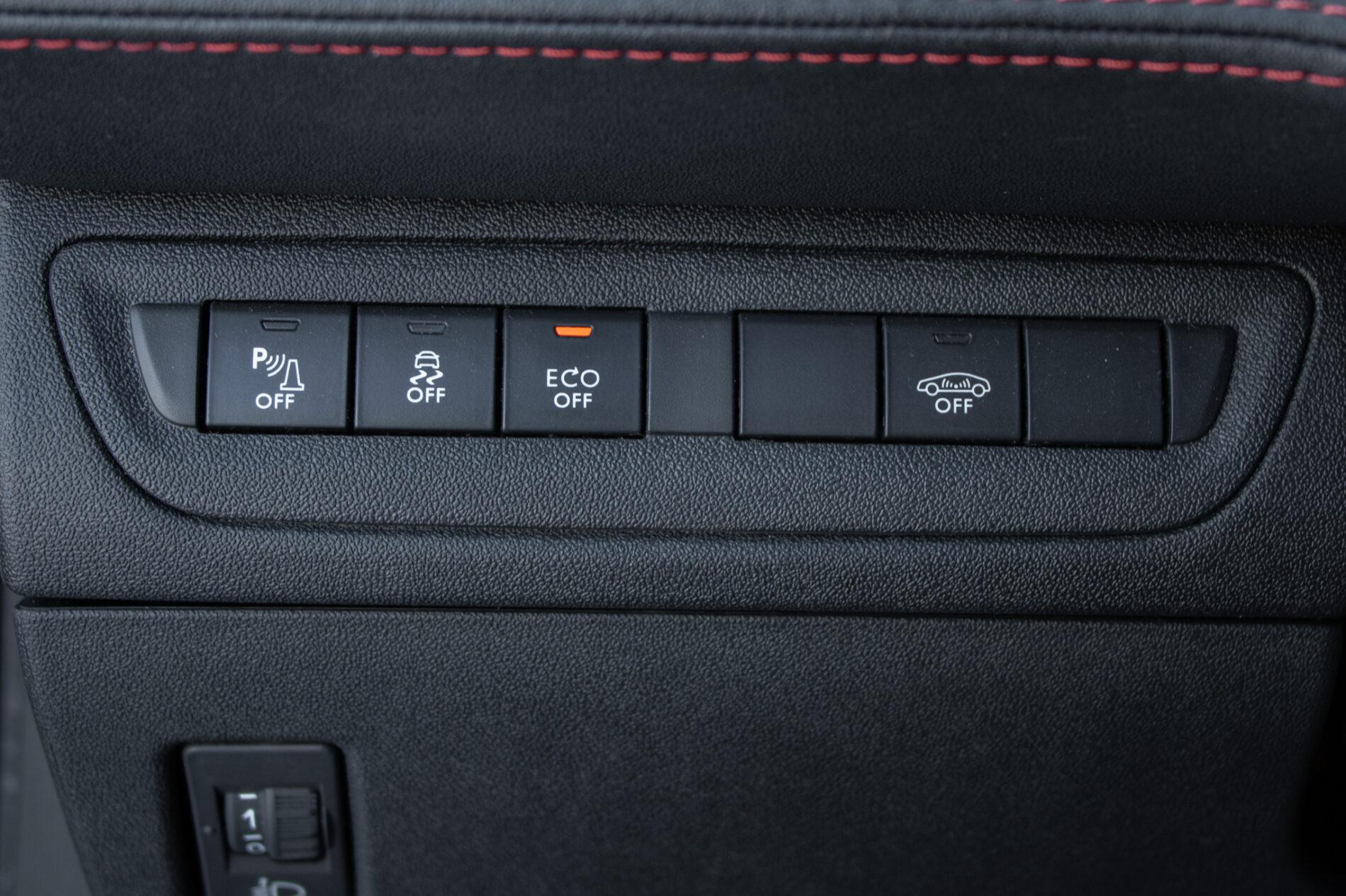 2018 Peugeot 208 GTi, čierna hatchback, 153 104 km