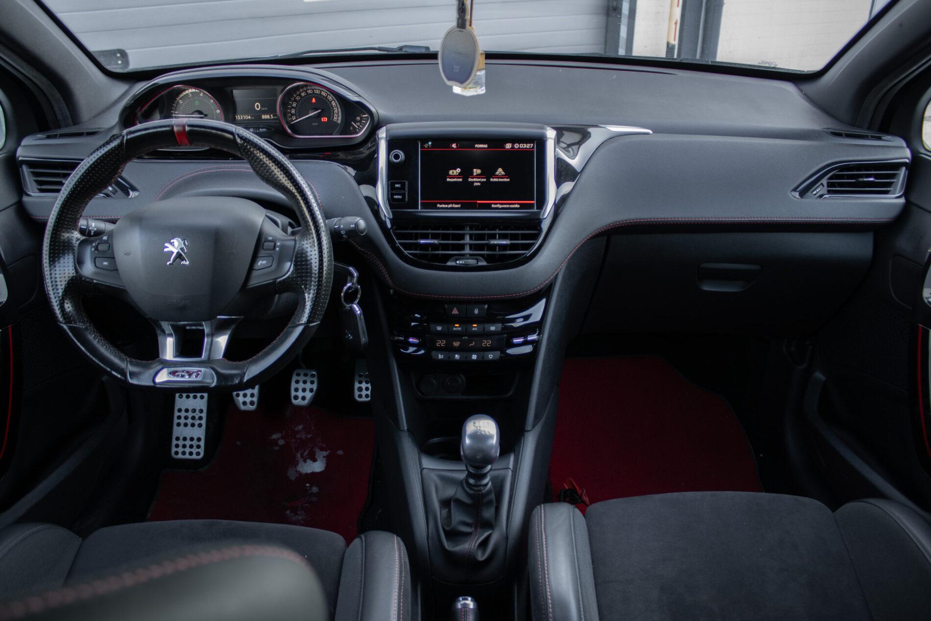 2018 Peugeot 208 GTi, čierna hatchback, 153 104 km