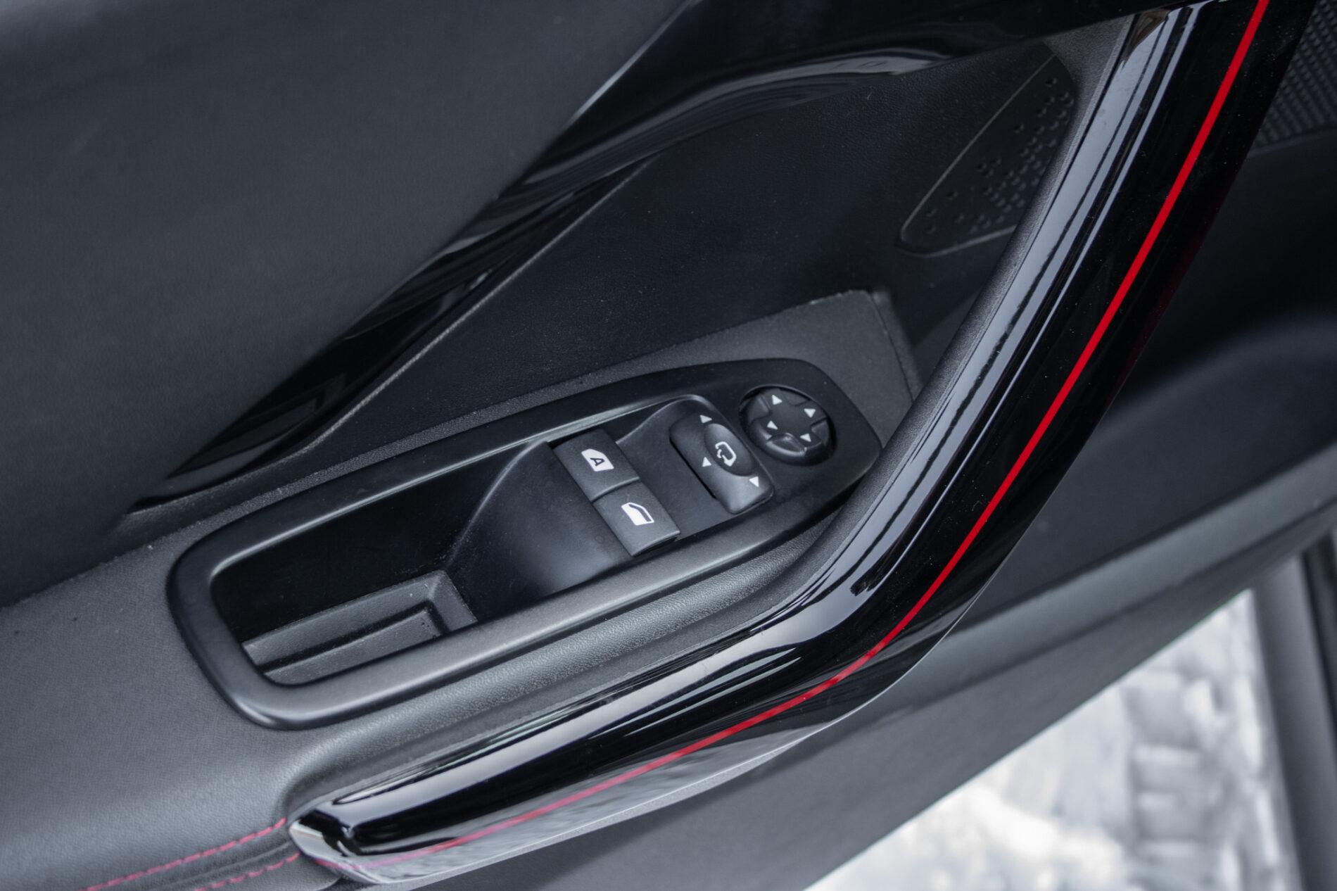 2018 Peugeot 208 GTi, čierna hatchback, 153 104 km