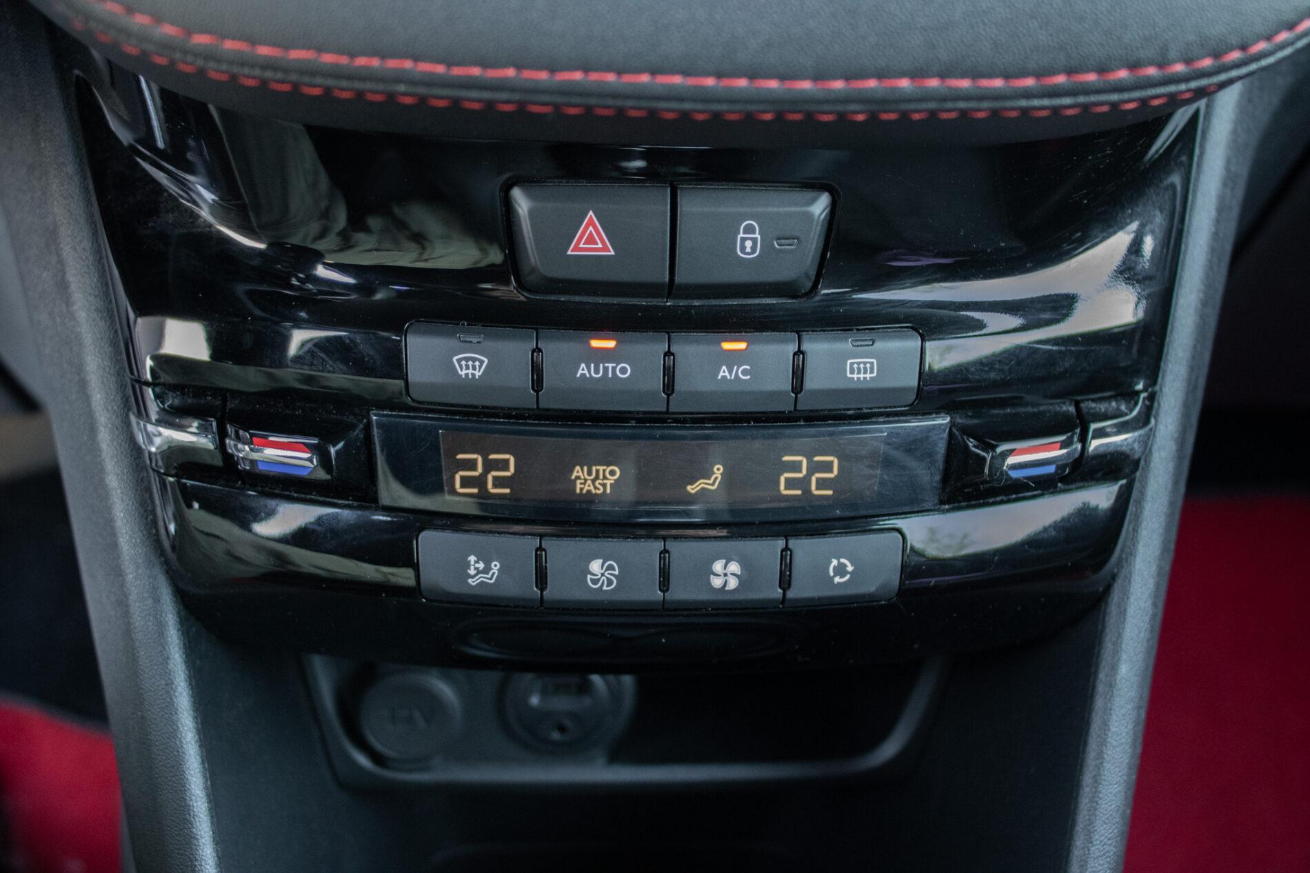 2018 Peugeot 208 GTi, čierna hatchback, 153 104 km