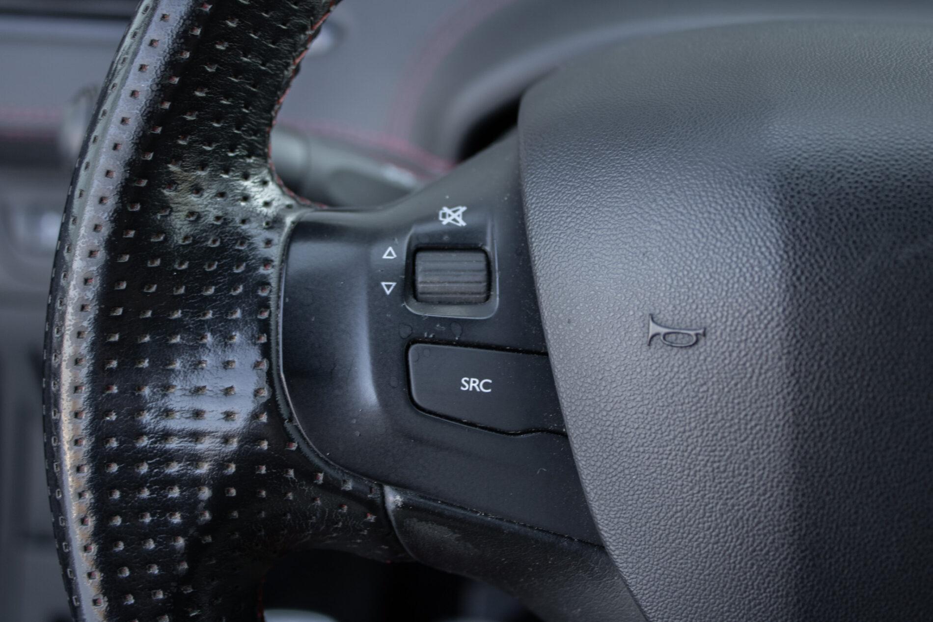 2018 Peugeot 208 GTi, čierna hatchback, 153 104 km