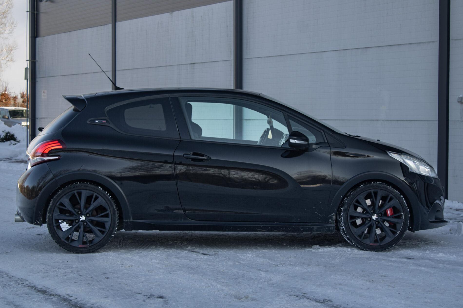 2018 Peugeot 208 GTi, čierna hatchback, 153 104 km