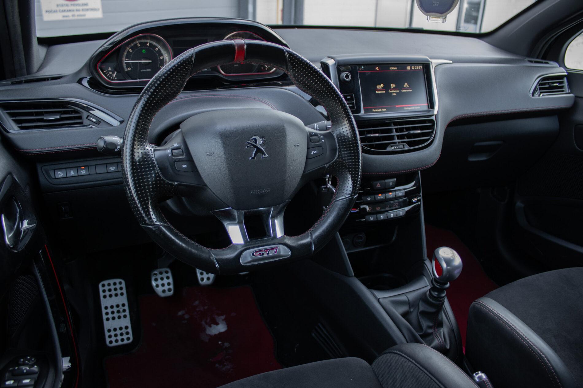 2018 Peugeot 208 GTi, čierna hatchback, 153 104 km