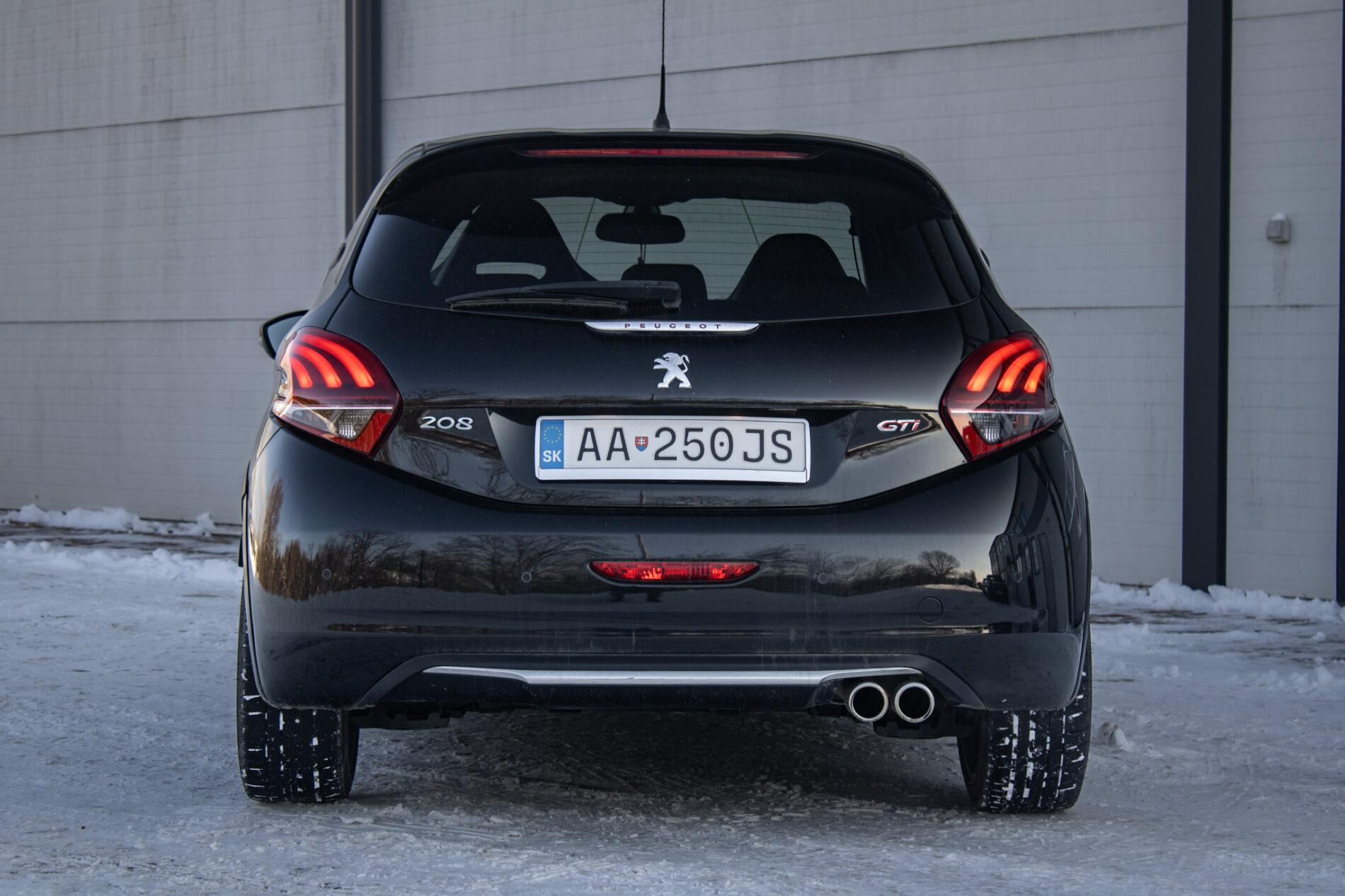 2018 Peugeot 208 GTi, čierna hatchback, 153 104 km