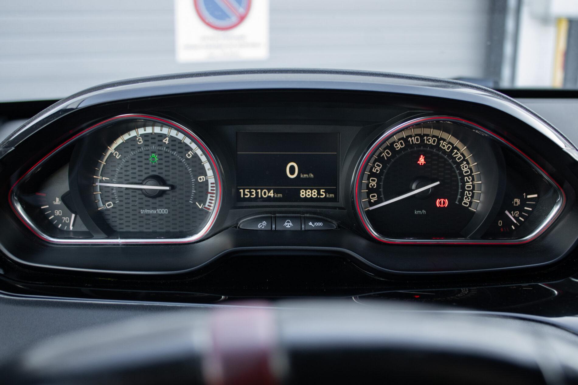 2018 Peugeot 208 GTi, čierna hatchback, 153 104 km