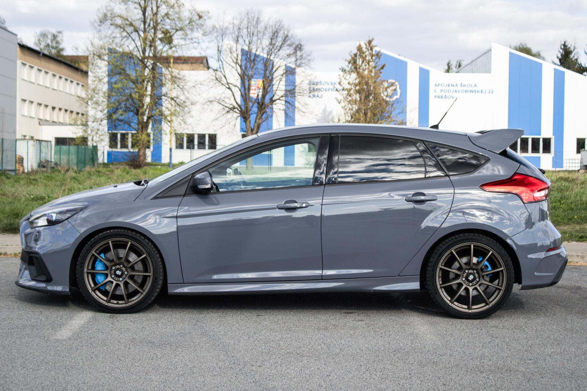 2017 Ford Focus RS, sivá hatchback, 125 197 km