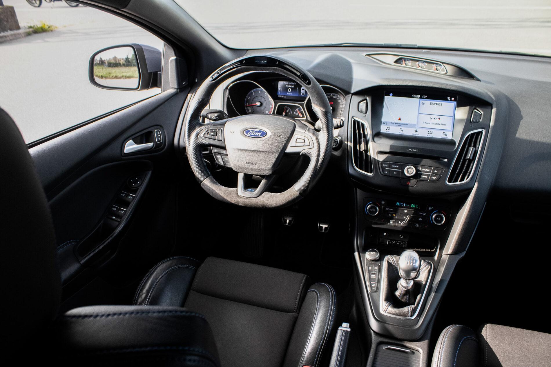 2017 Ford Focus RS, sivá hatchback, 125 197 km
