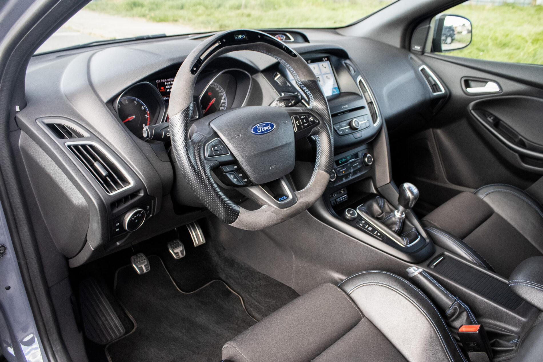 2017 Ford Focus RS, sivá hatchback, 125 197 km
