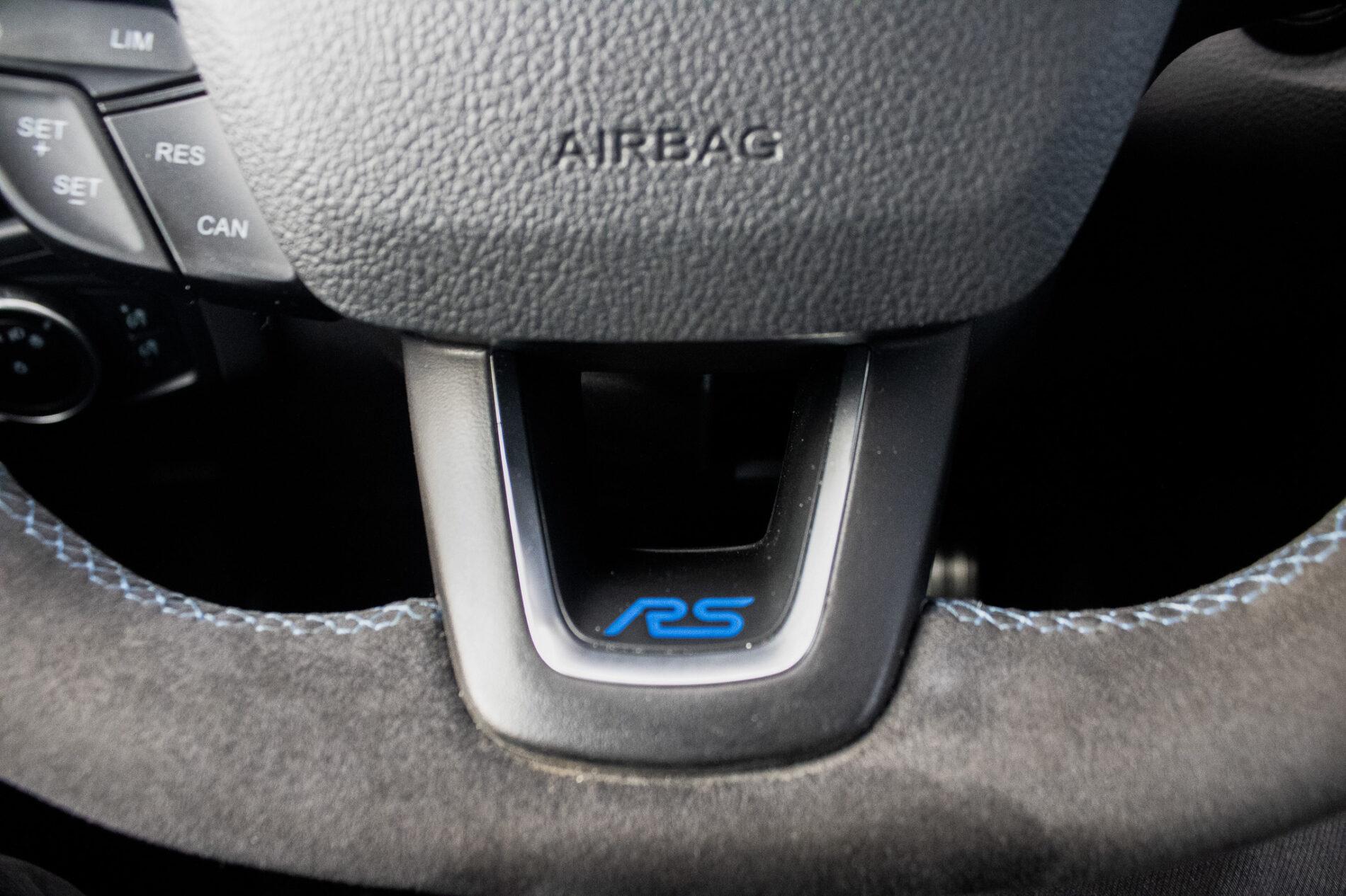 2017 Ford Focus RS, sivá hatchback, 125 197 km