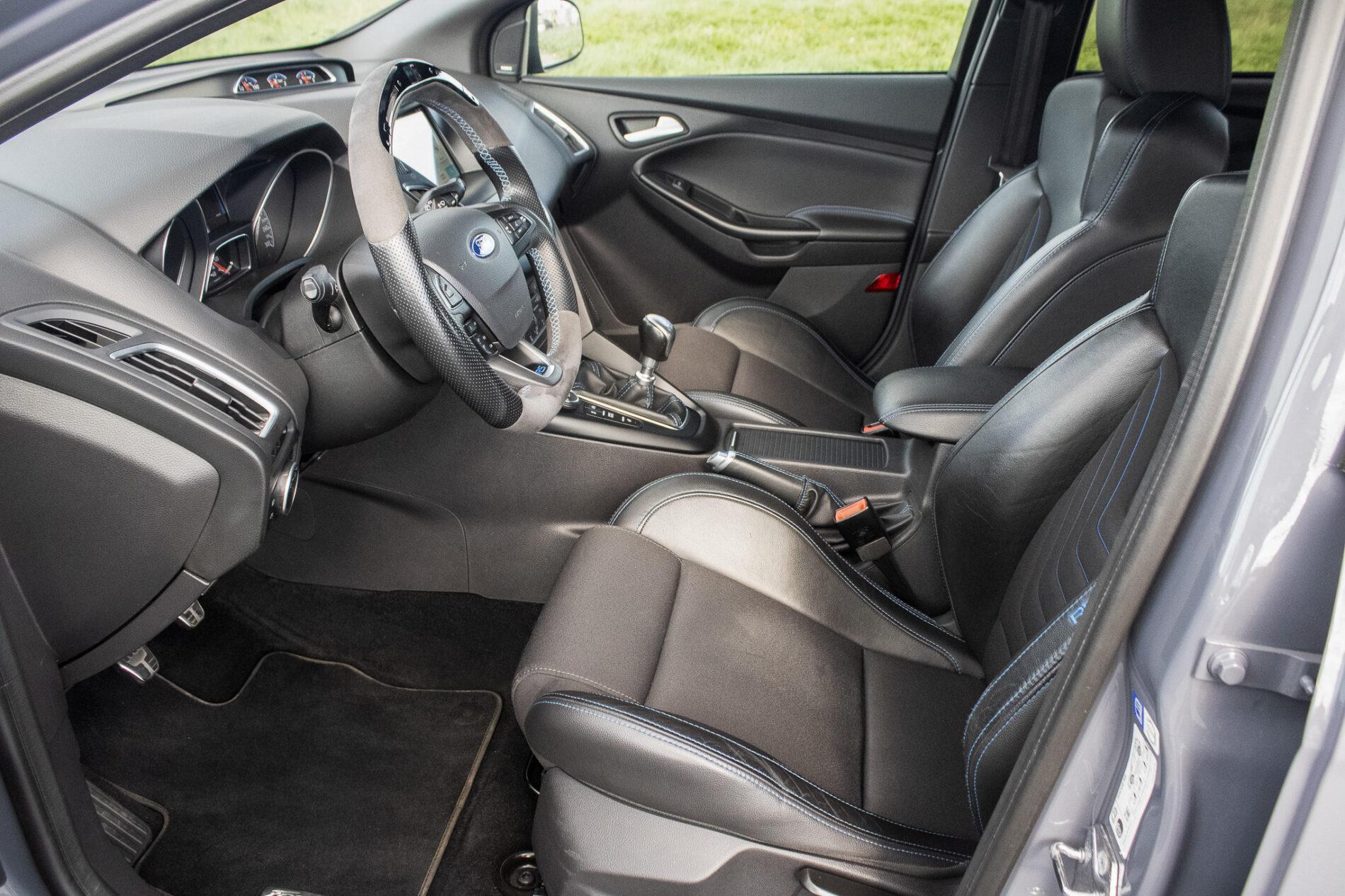 2017 Ford Focus RS, sivá hatchback, 125 197 km