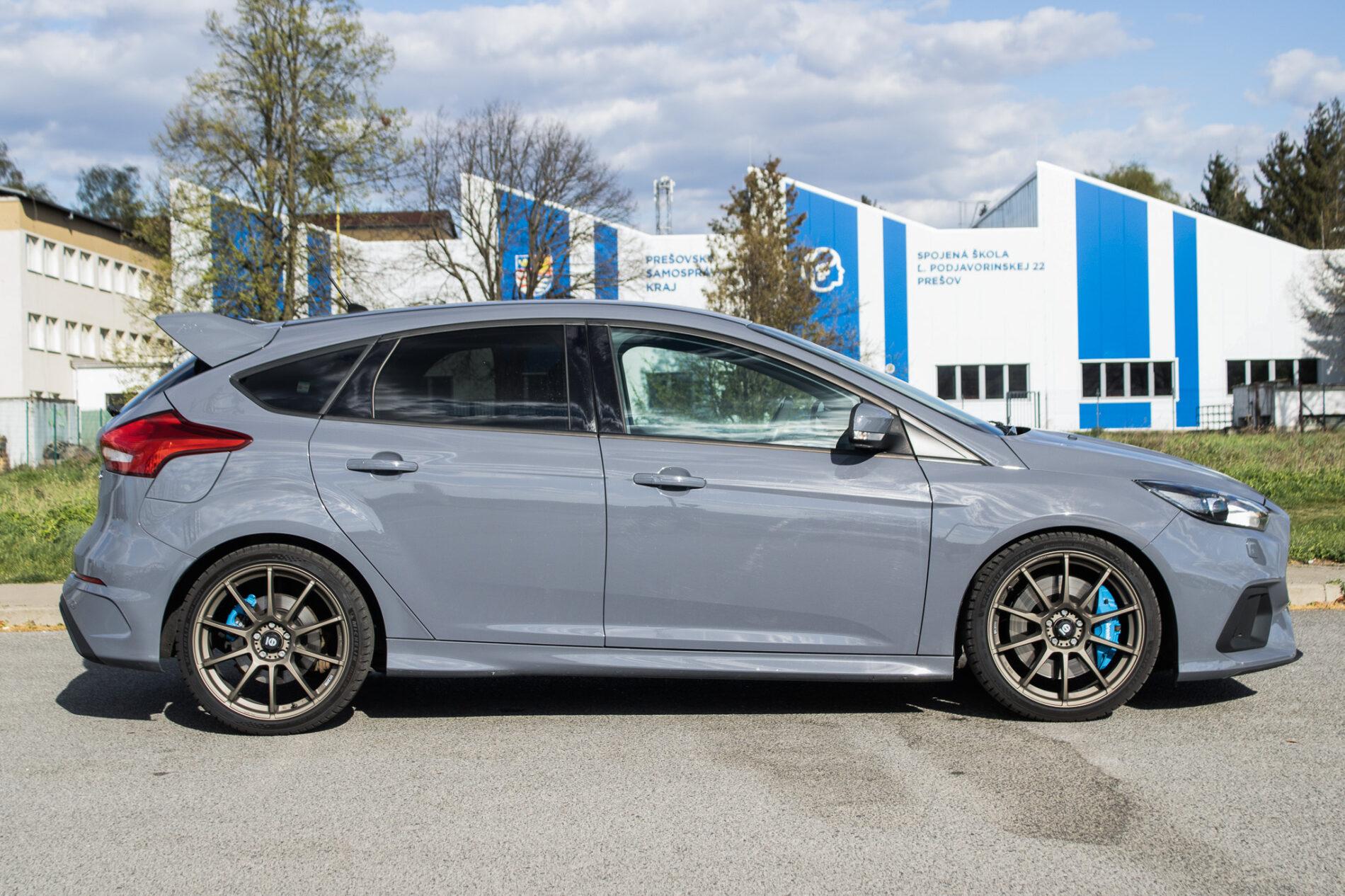 2017 Ford Focus RS, sivá hatchback, 125 197 km