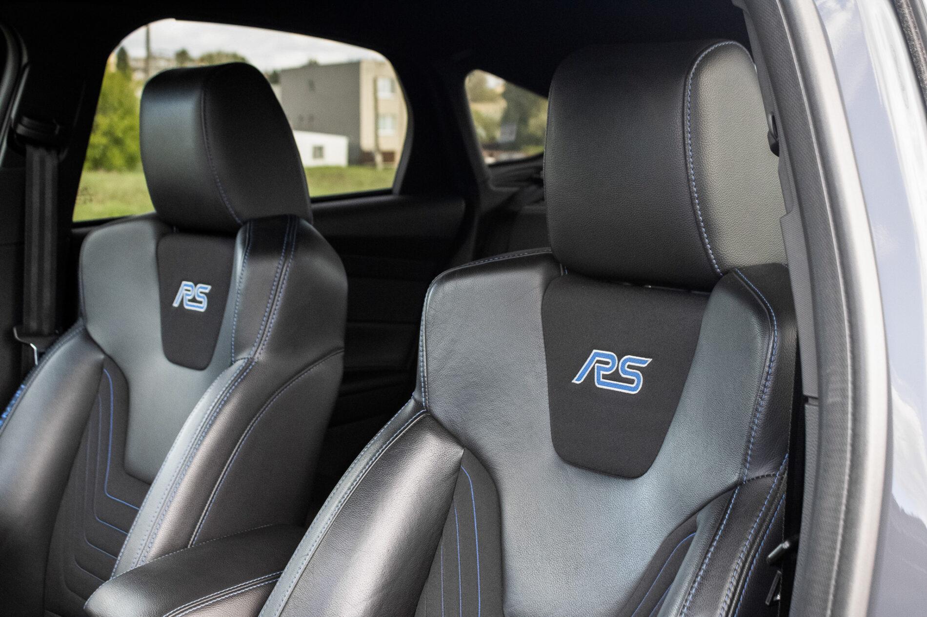 2017 Ford Focus RS, sivá hatchback, 125 197 km