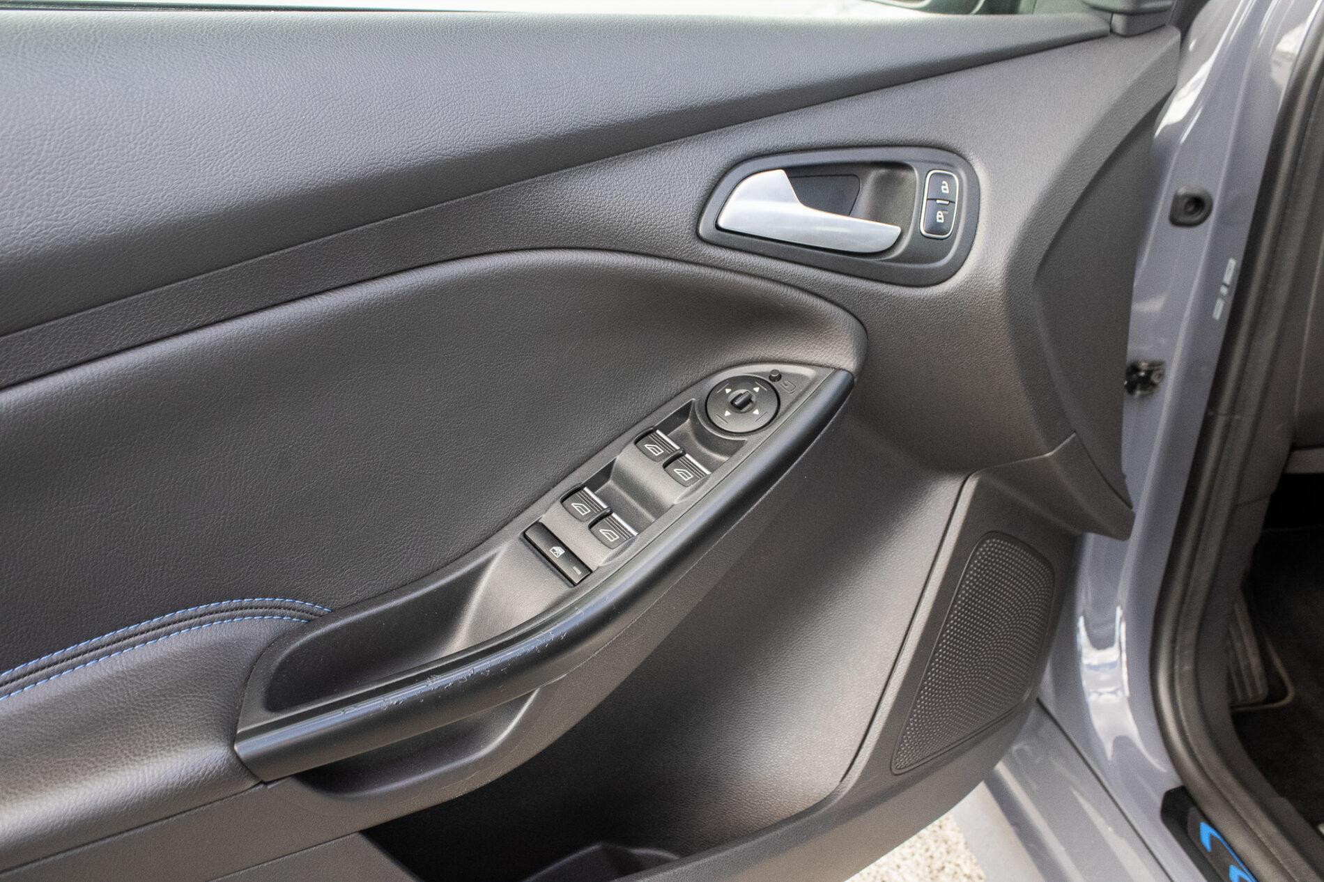 2017 Ford Focus RS, sivá hatchback, 125 197 km
