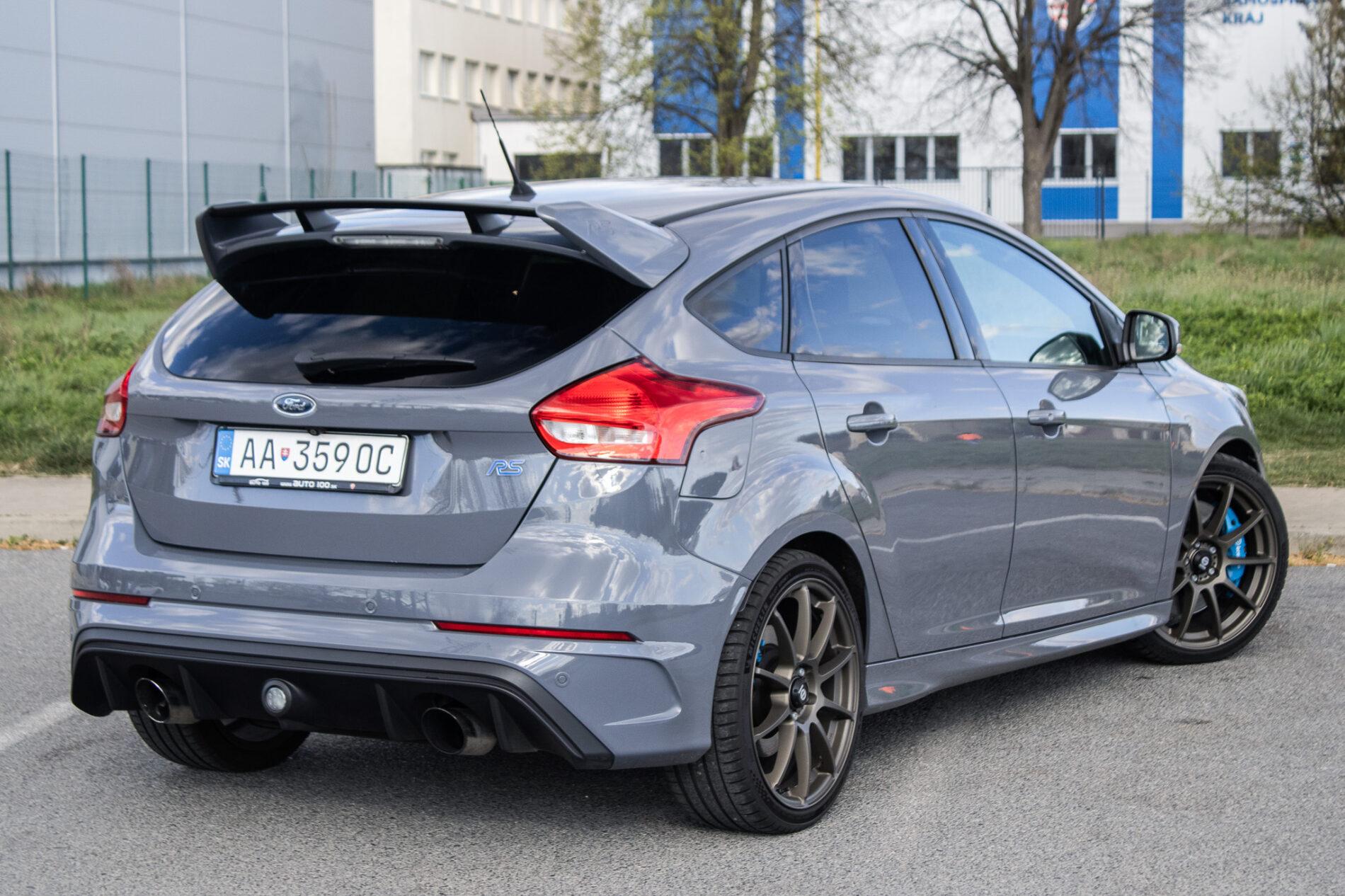 2017 Ford Focus RS, sivá hatchback, 125 197 km