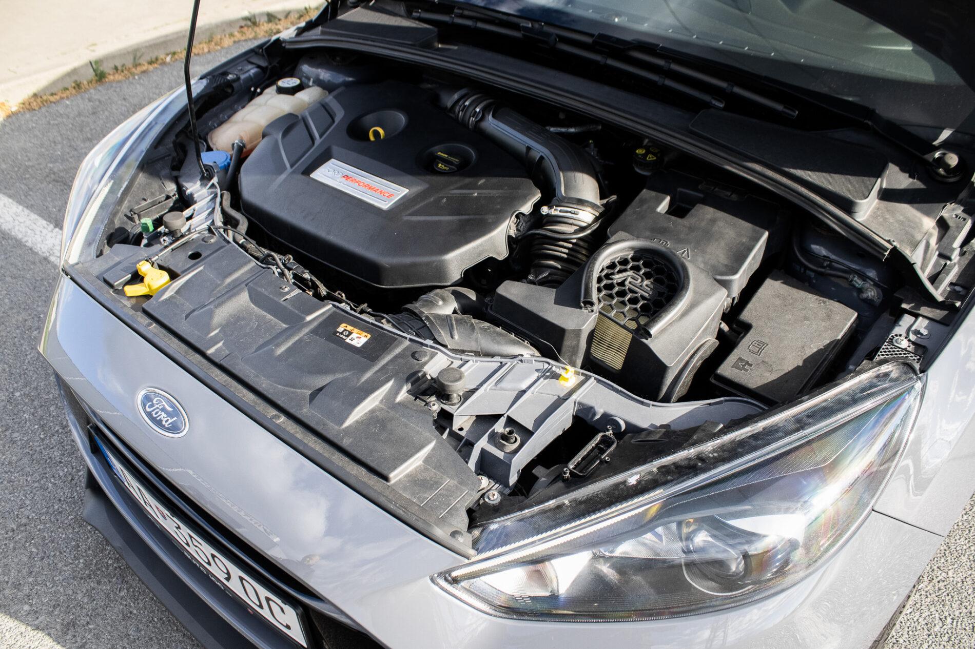 2017 Ford Focus RS, sivá hatchback, 125 197 km