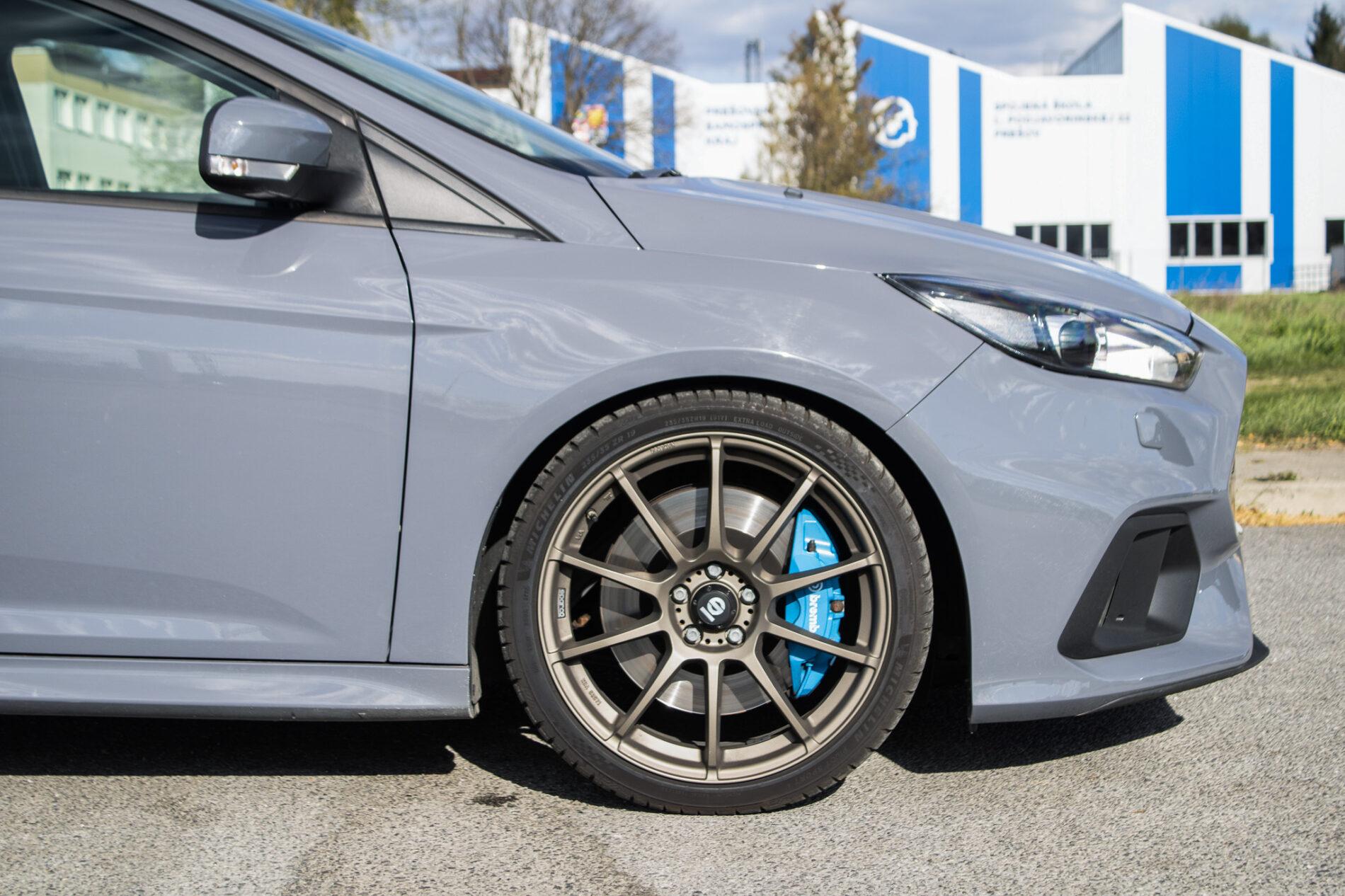 2017 Ford Focus RS, sivá hatchback, 125 197 km