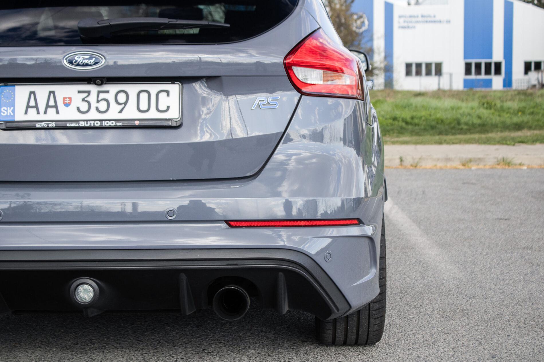 2017 Ford Focus RS, sivá hatchback, 125 197 km