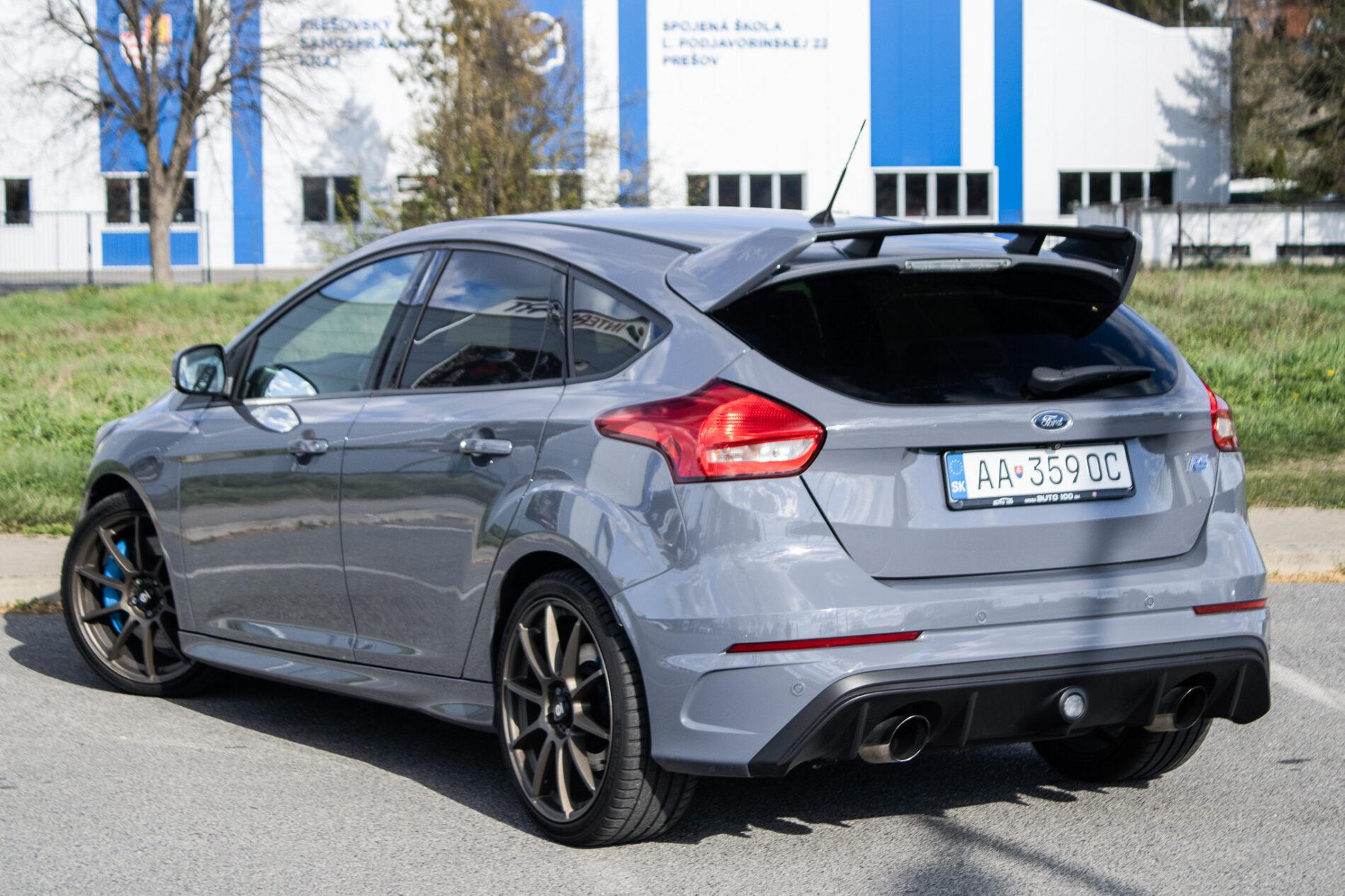 2017 Ford Focus RS, sivá hatchback, 125 197 km