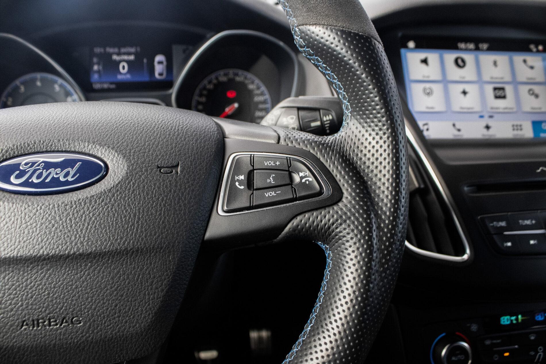 2017 Ford Focus RS, sivá hatchback, 125 197 km