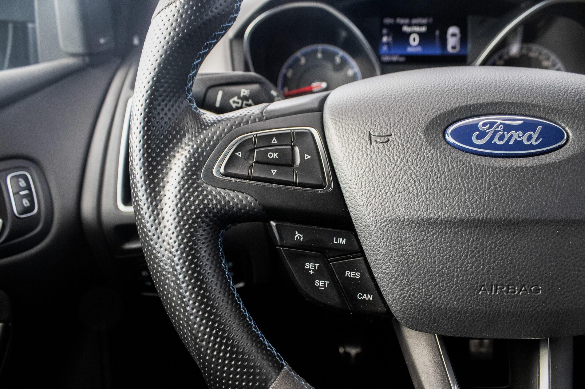 2017 Ford Focus RS, sivá hatchback, 125 197 km