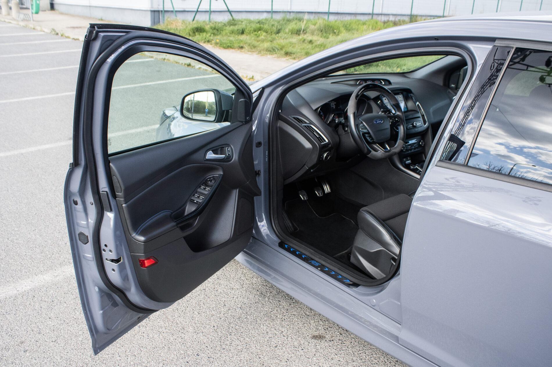 2017 Ford Focus RS, sivá hatchback, 125 197 km