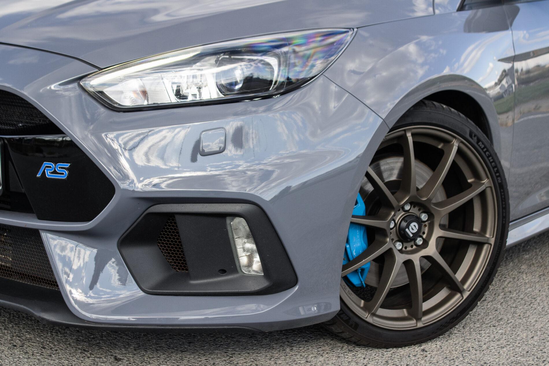 2017 Ford Focus RS, sivá hatchback, 125 197 km