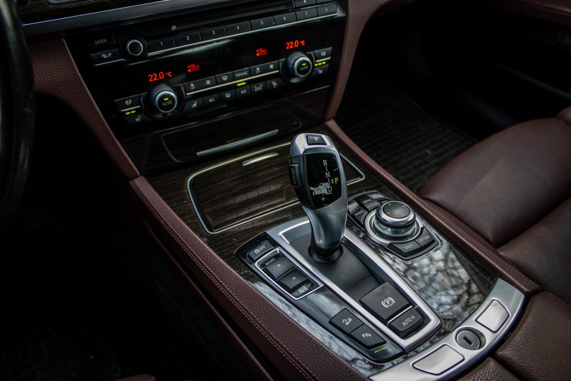 2013 BMW 750d, čierna sedan, 231 861 km