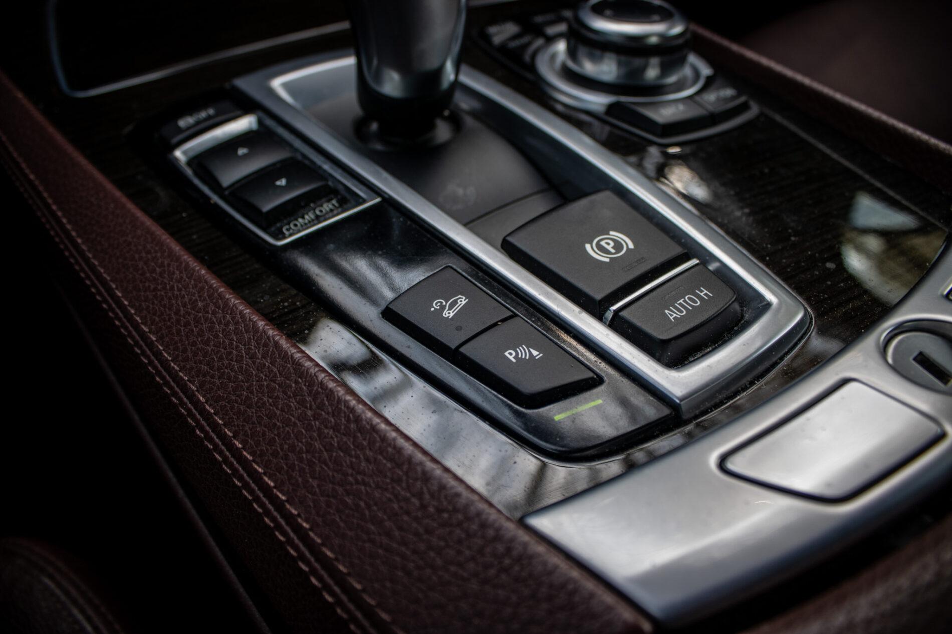 2013 BMW 750d, čierna sedan, 231 861 km