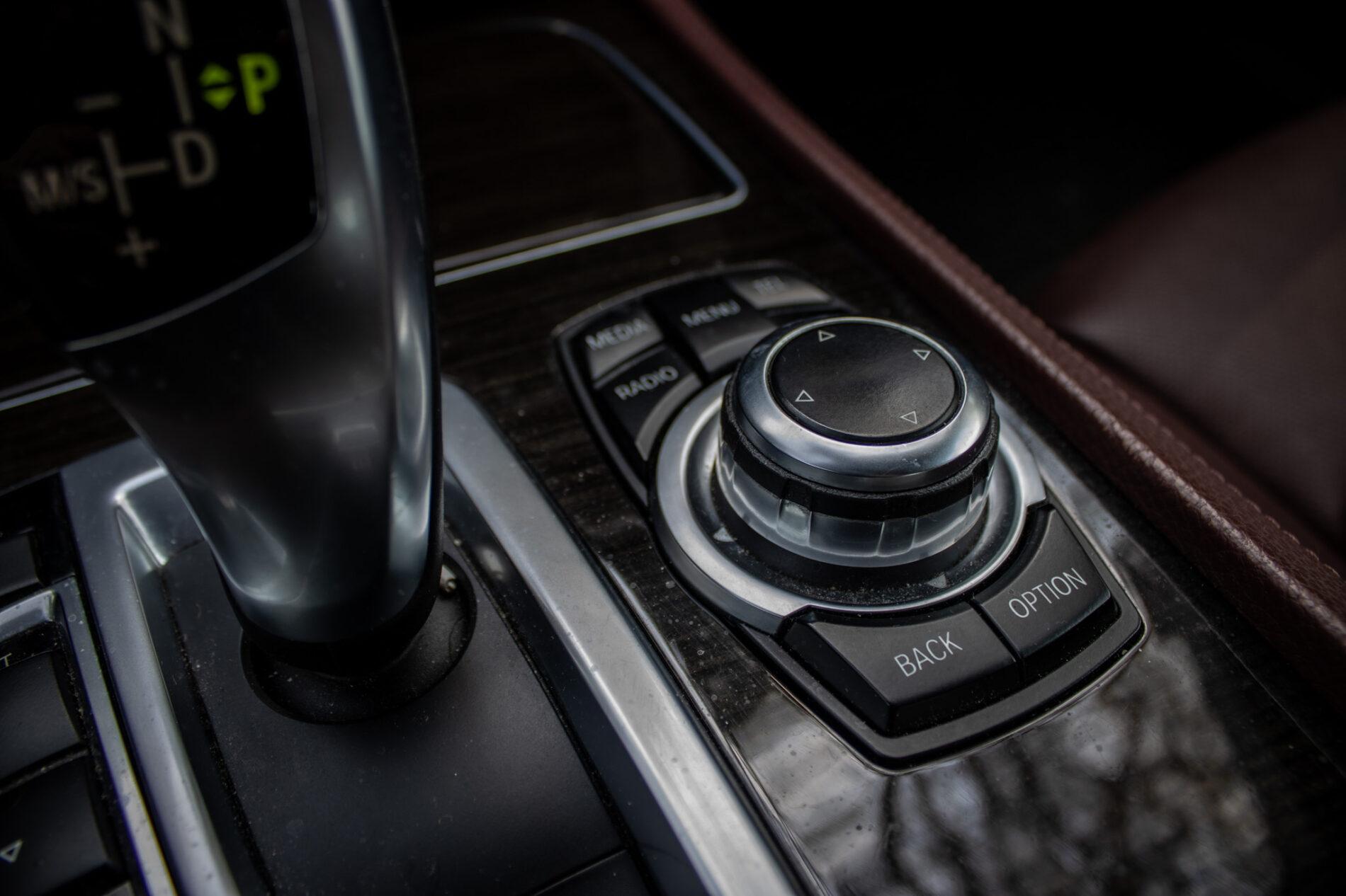 2013 BMW 750d, čierna sedan, 231 861 km