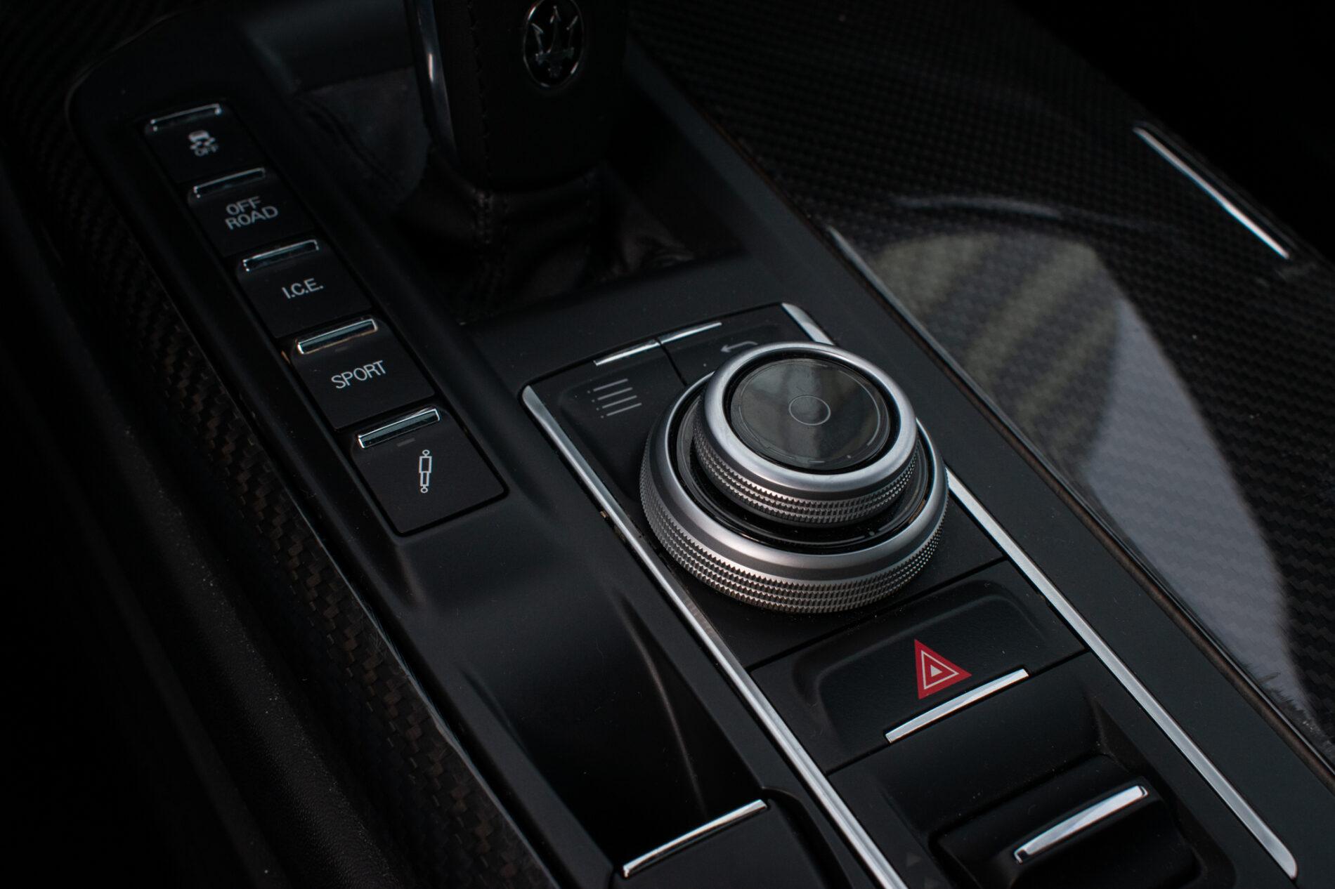 2019 Maserati Levante, biela suv, 85 819 km