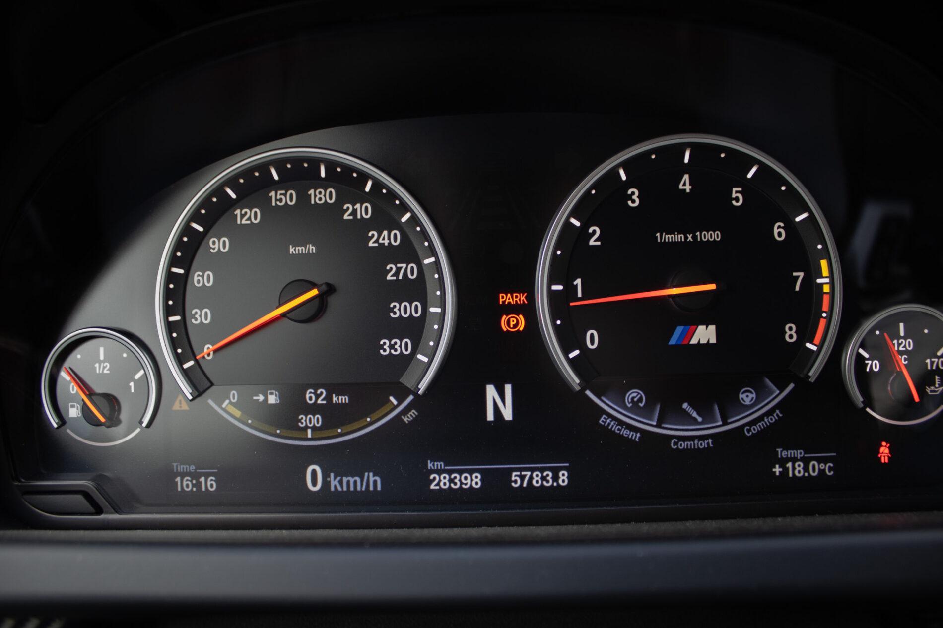 2017 BMW M6, sivá sedan, 30 396 km