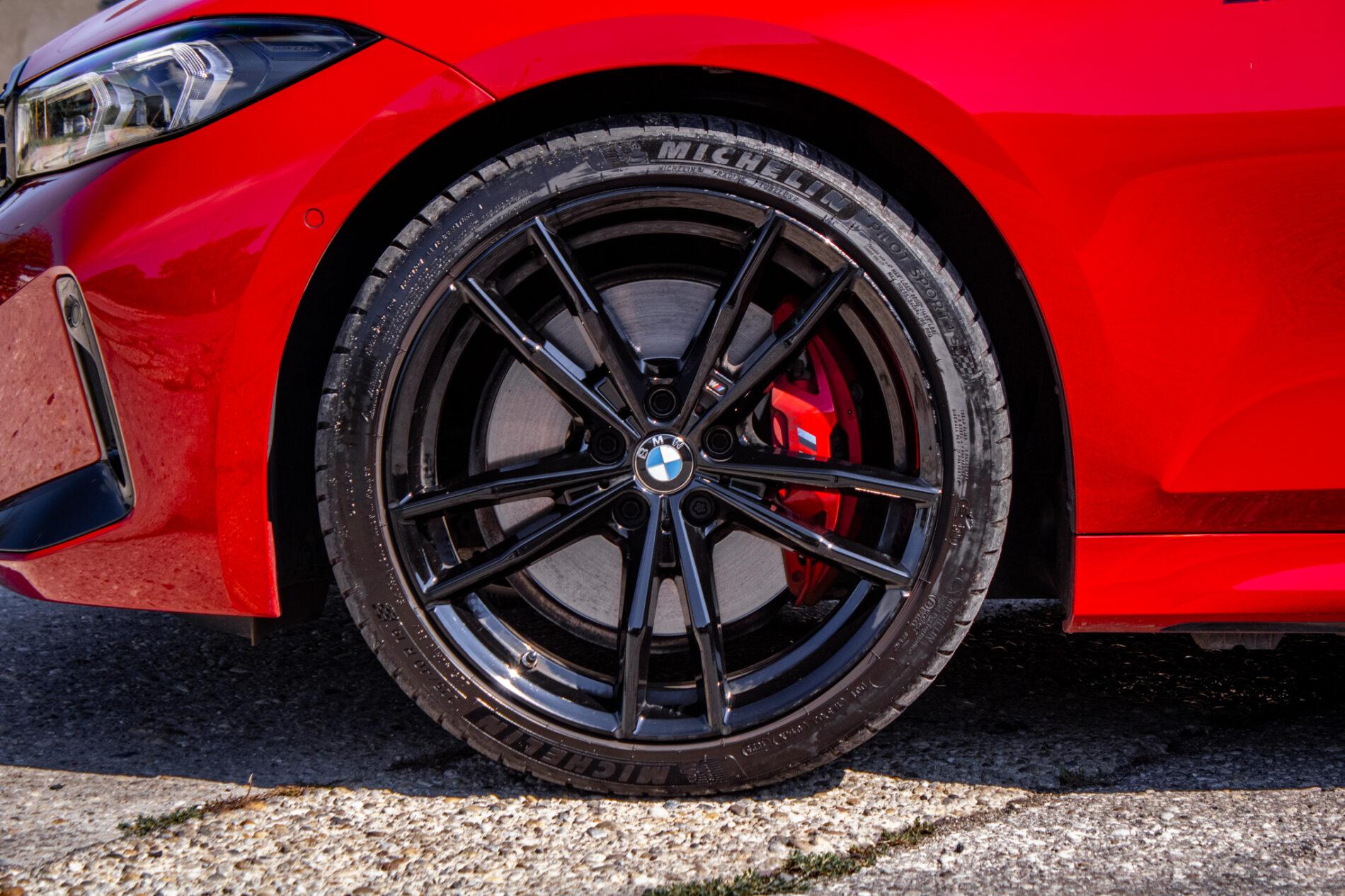 2023 BMW M340i, červená kombi, 36 400 km