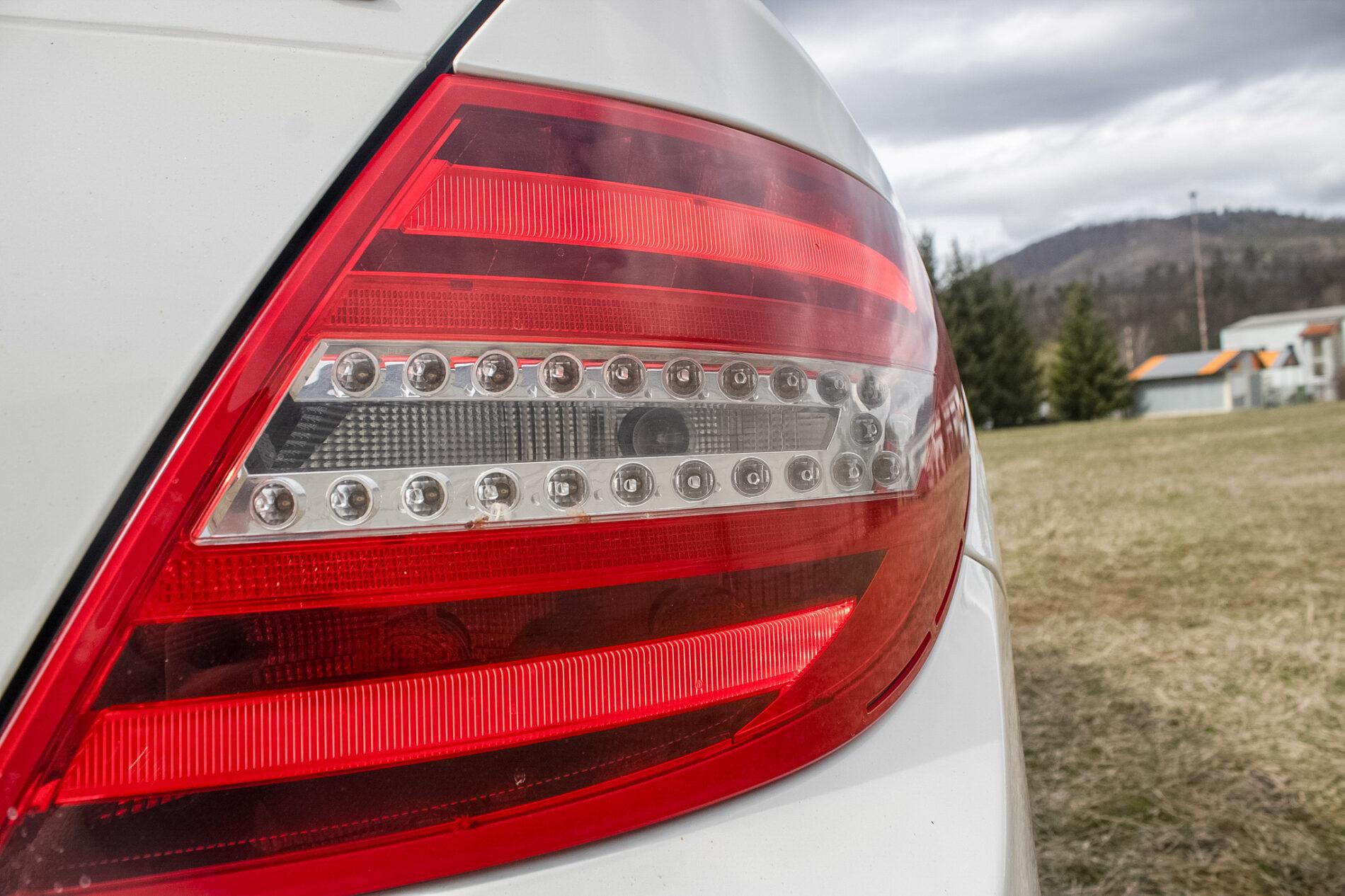 2011 Mercedes-Benz C 300, biela sedan, 206 000 km