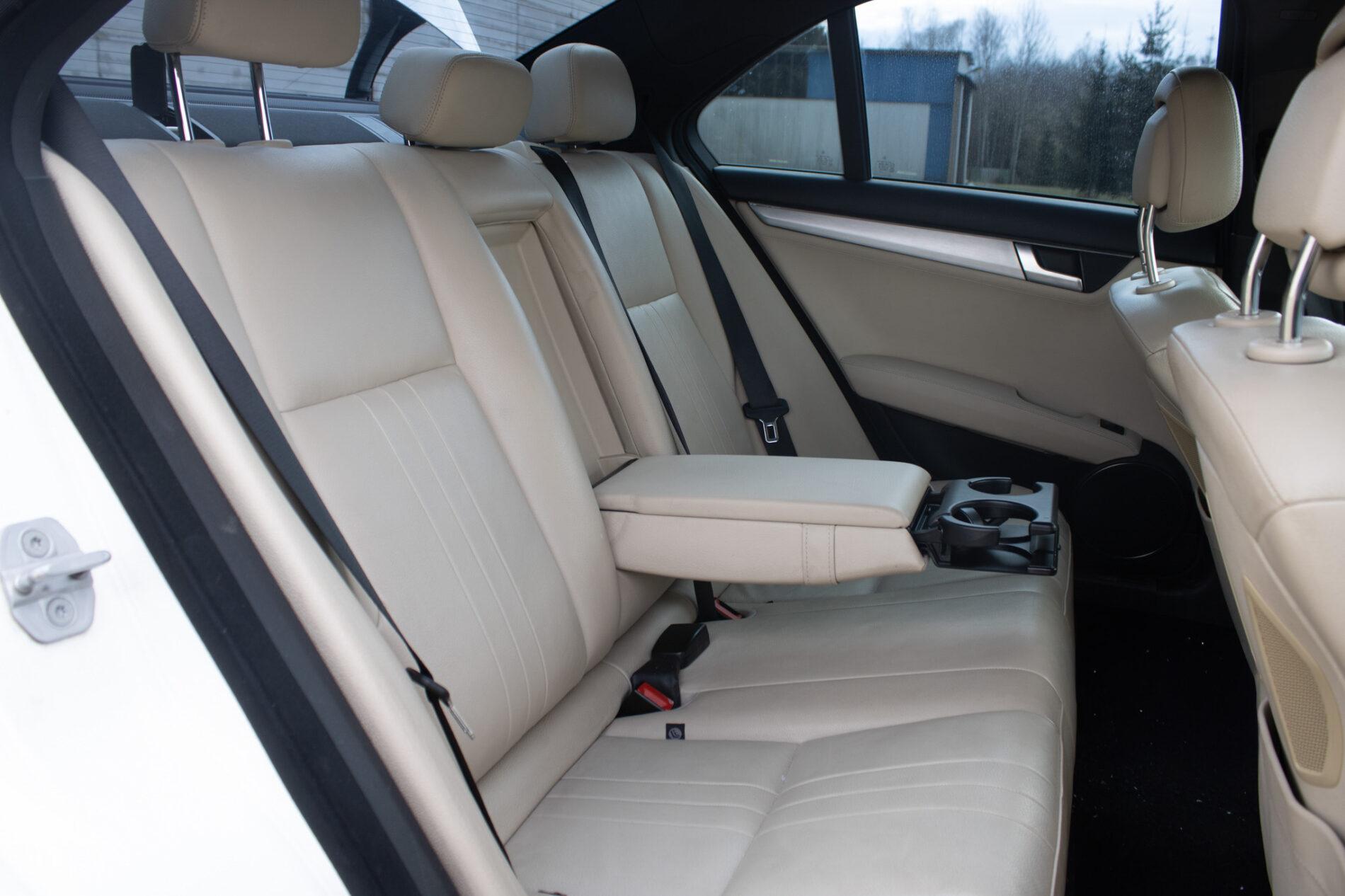 2011 Mercedes-Benz C 300, biela sedan, 206 000 km