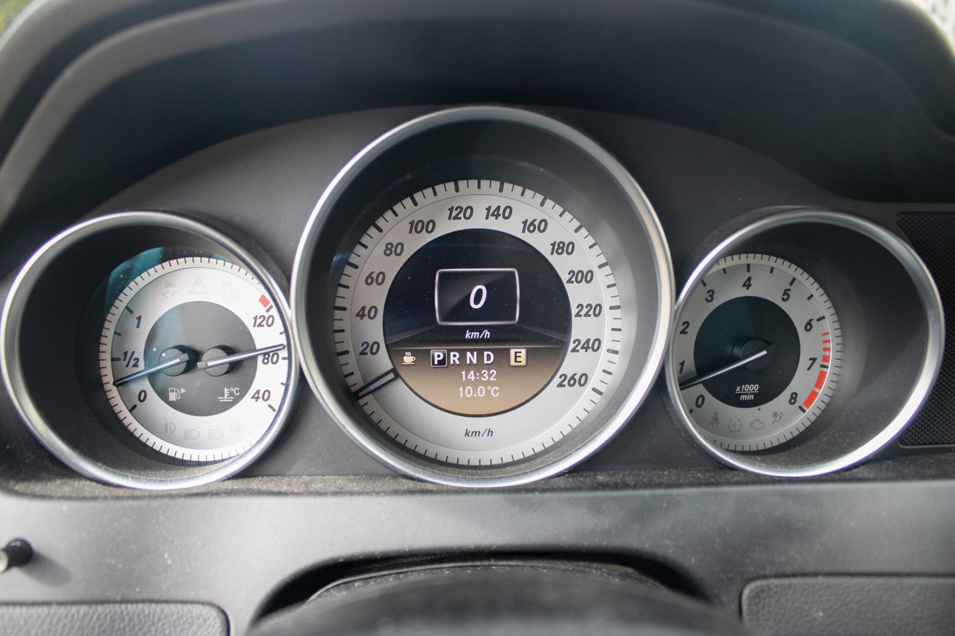 2011 Mercedes-Benz C 300, biela sedan, 206 000 km