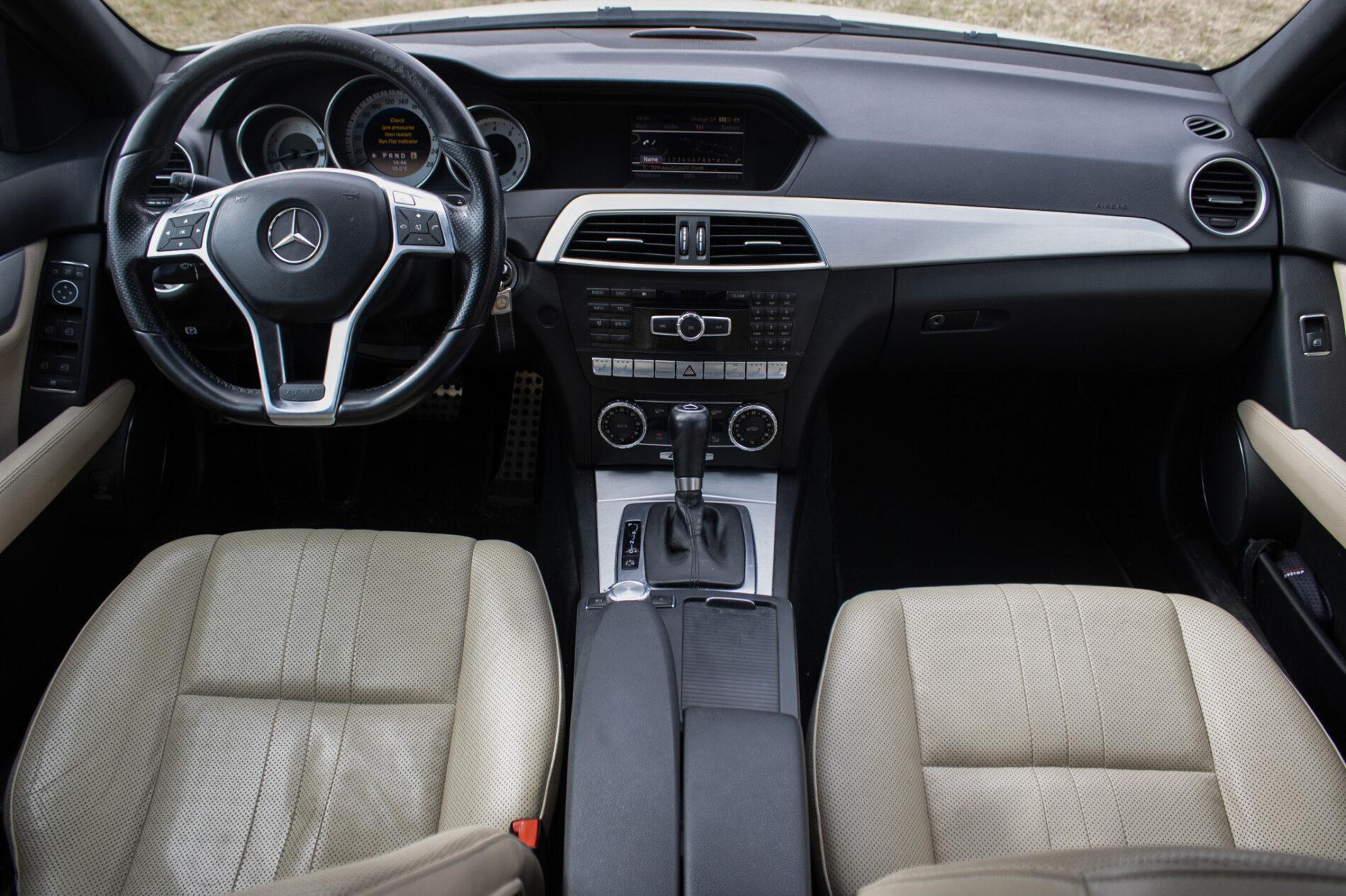 2011 Mercedes-Benz C 300, biela sedan, 206 000 km