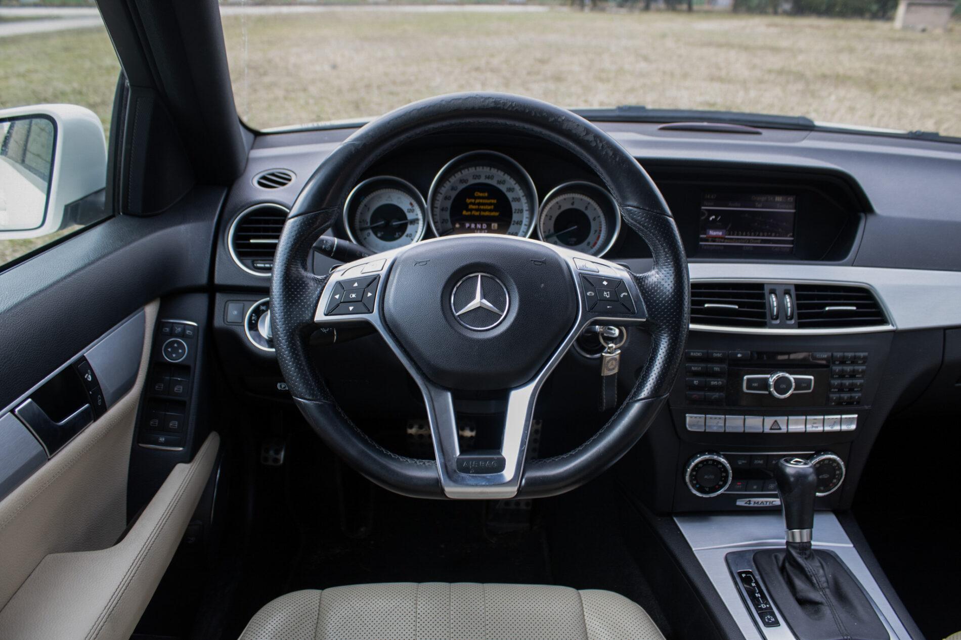 2011 Mercedes-Benz C 300, biela sedan, 206 000 km