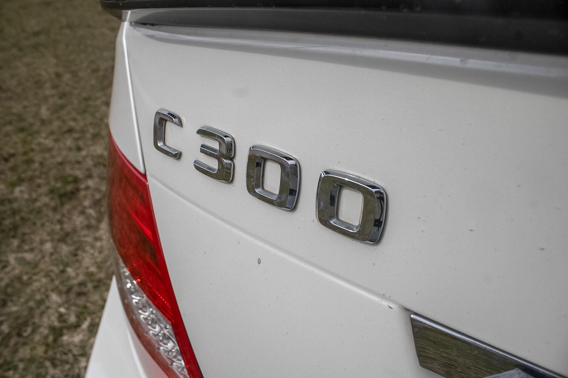 2011 Mercedes-Benz C 300, biela sedan, 206 000 km