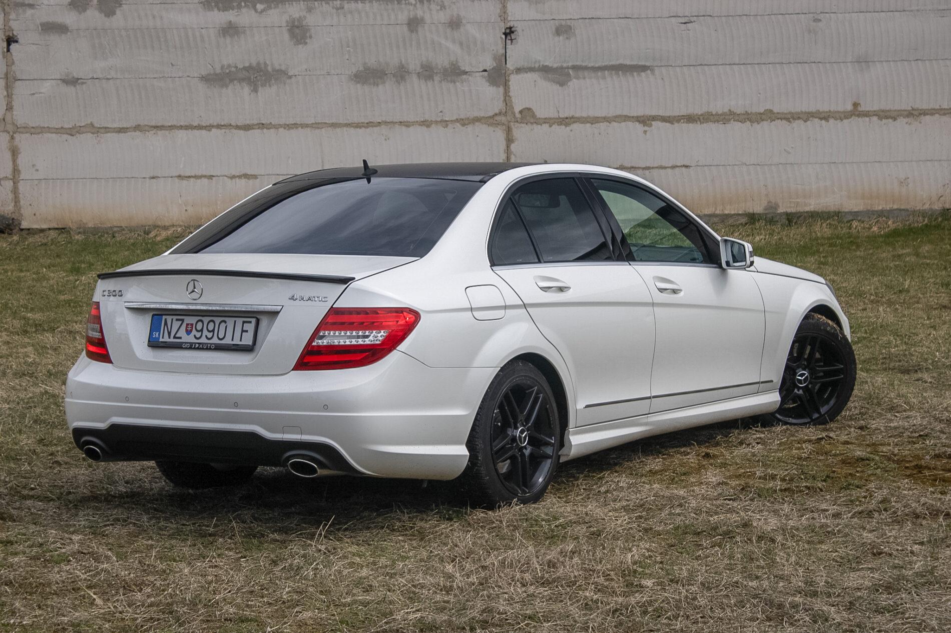 2011 Mercedes-Benz C 300, biela sedan, 206 000 km