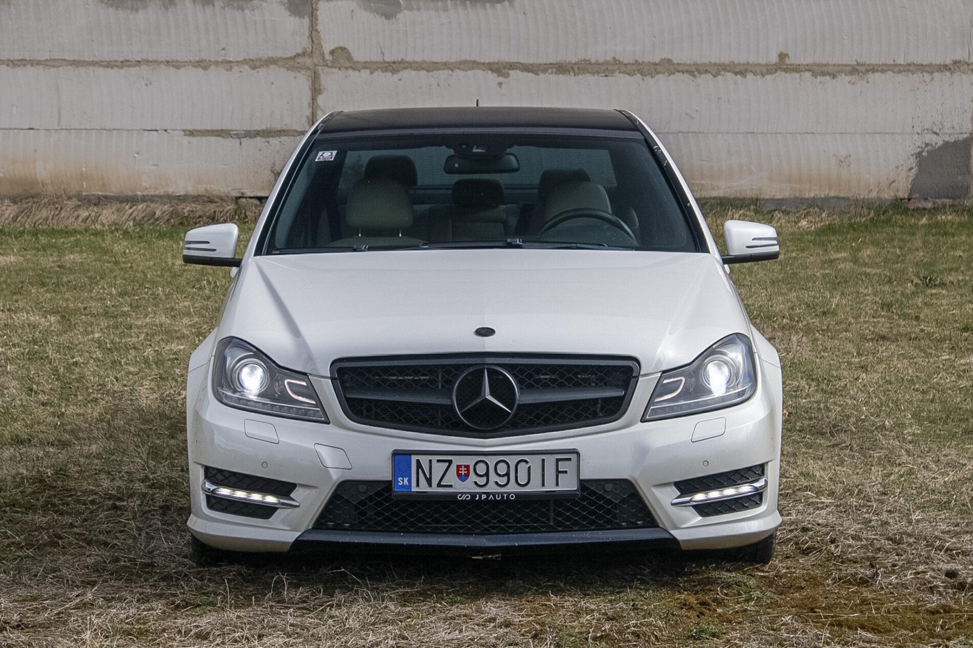 2011 Mercedes-Benz C 300, biela sedan, 206 000 km