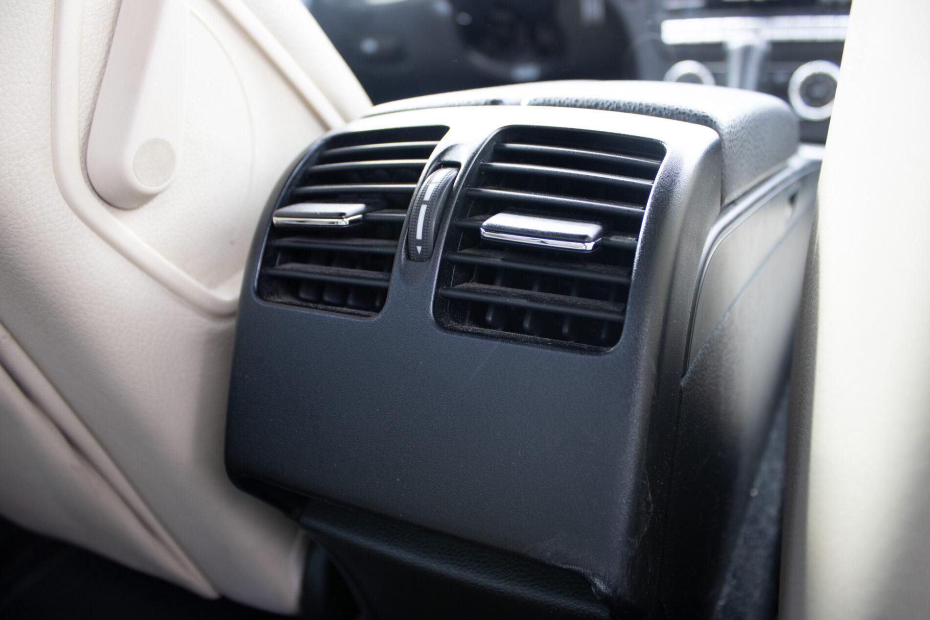 2011 Mercedes-Benz C 300, biela sedan, 206 000 km