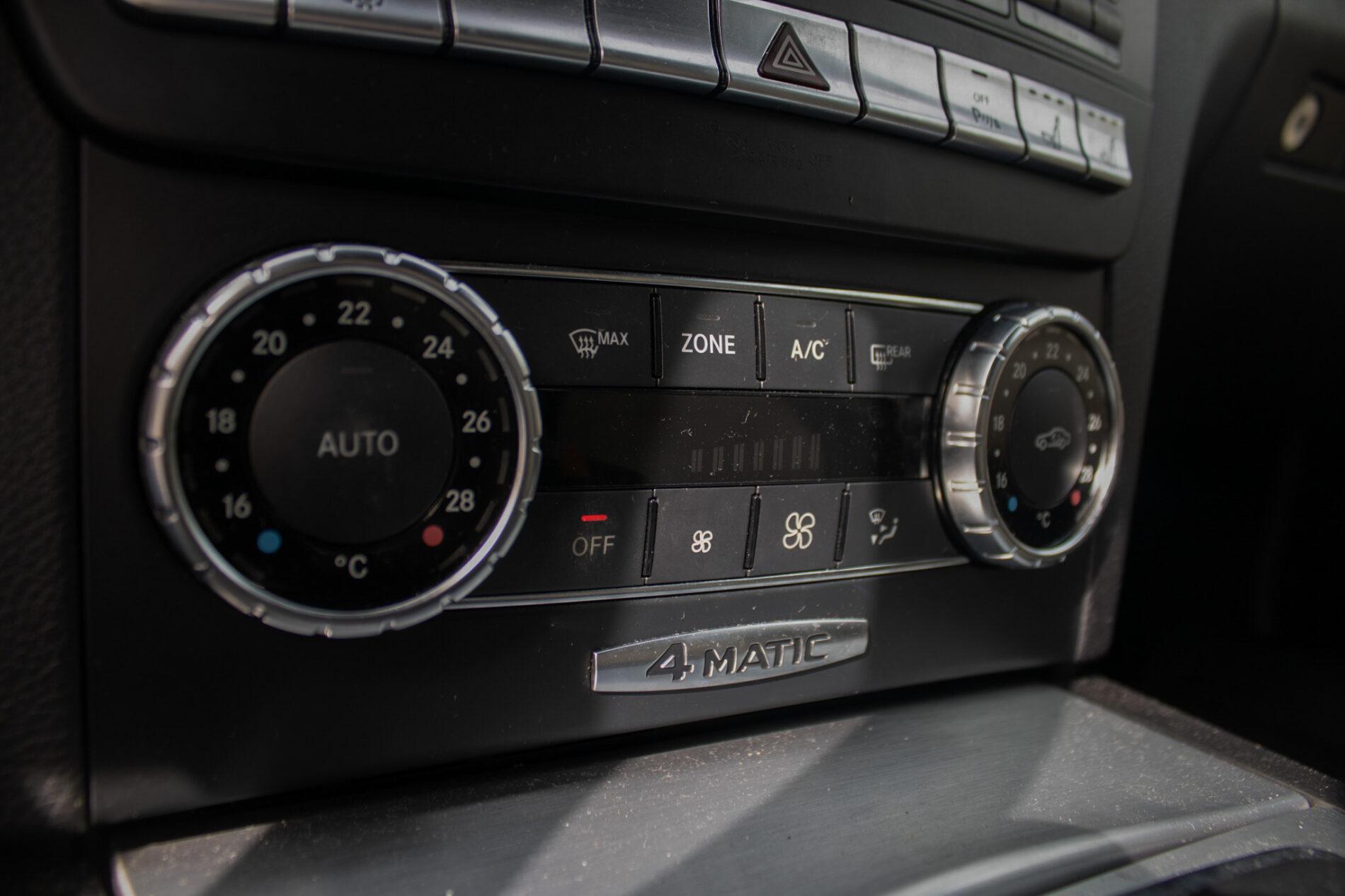 2011 Mercedes-Benz C 300, biela sedan, 206 000 km
