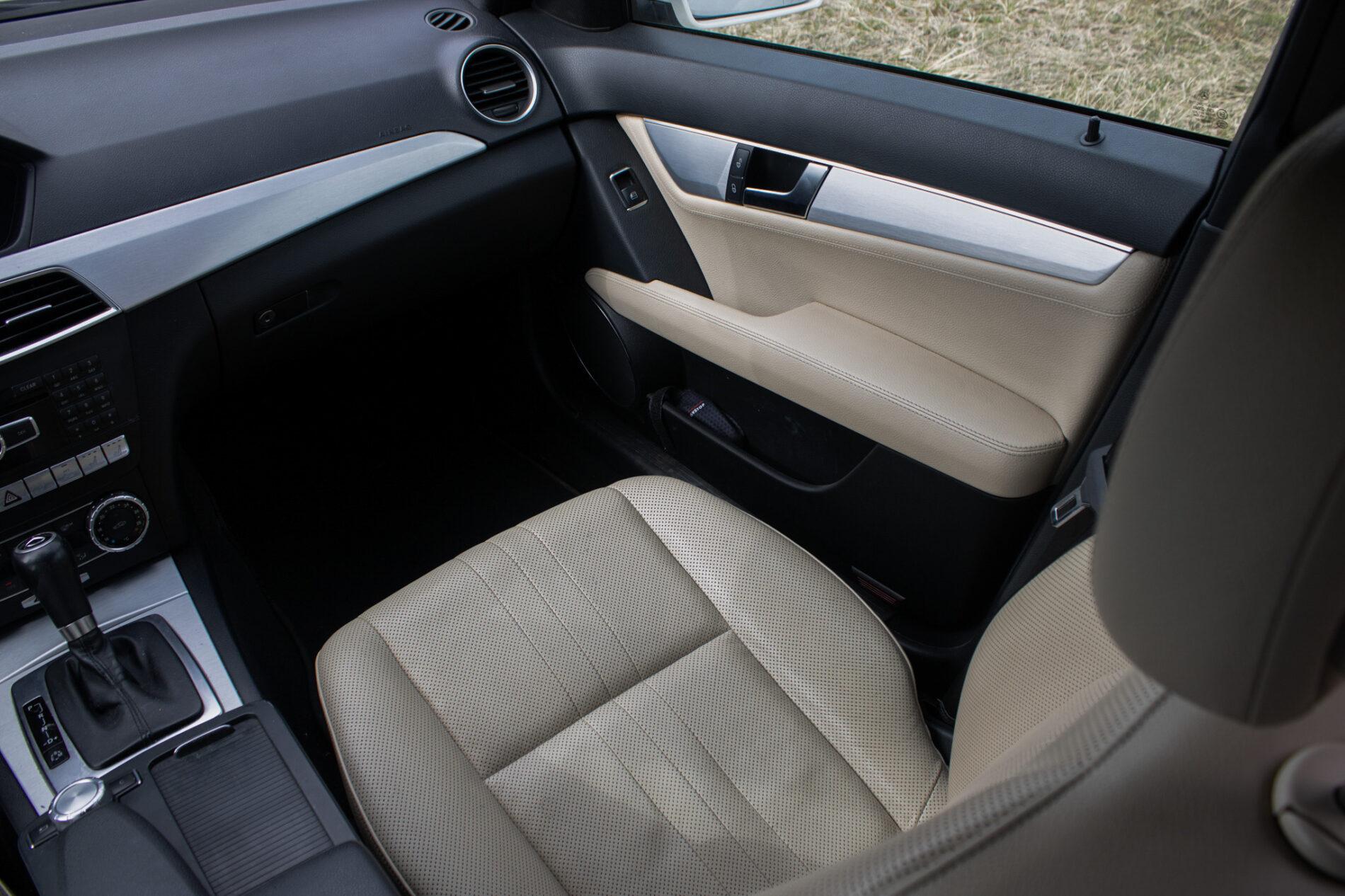 2011 Mercedes-Benz C 300, biela sedan, 206 000 km