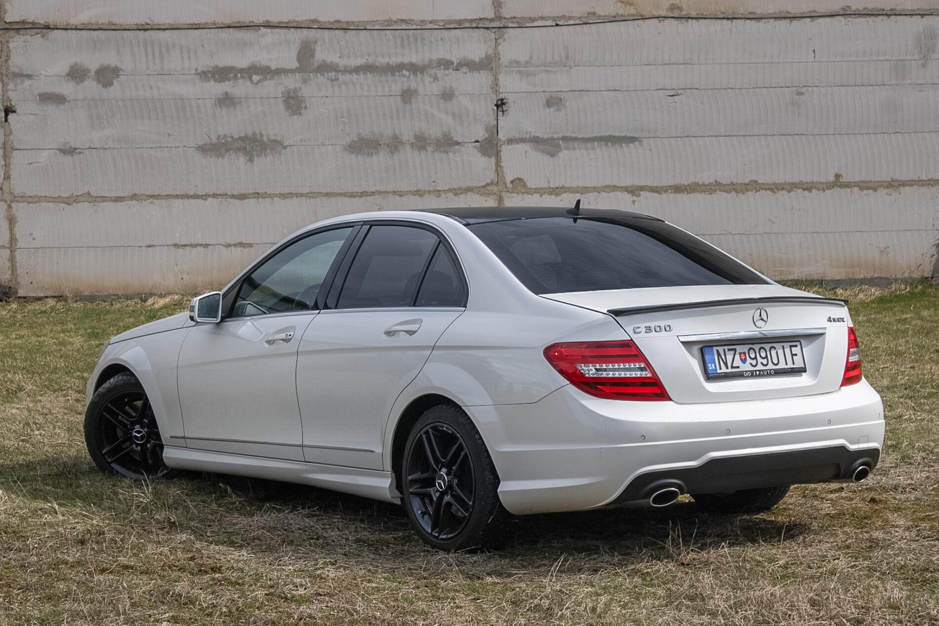 2011 Mercedes-Benz C 300, biela sedan, 206 000 km