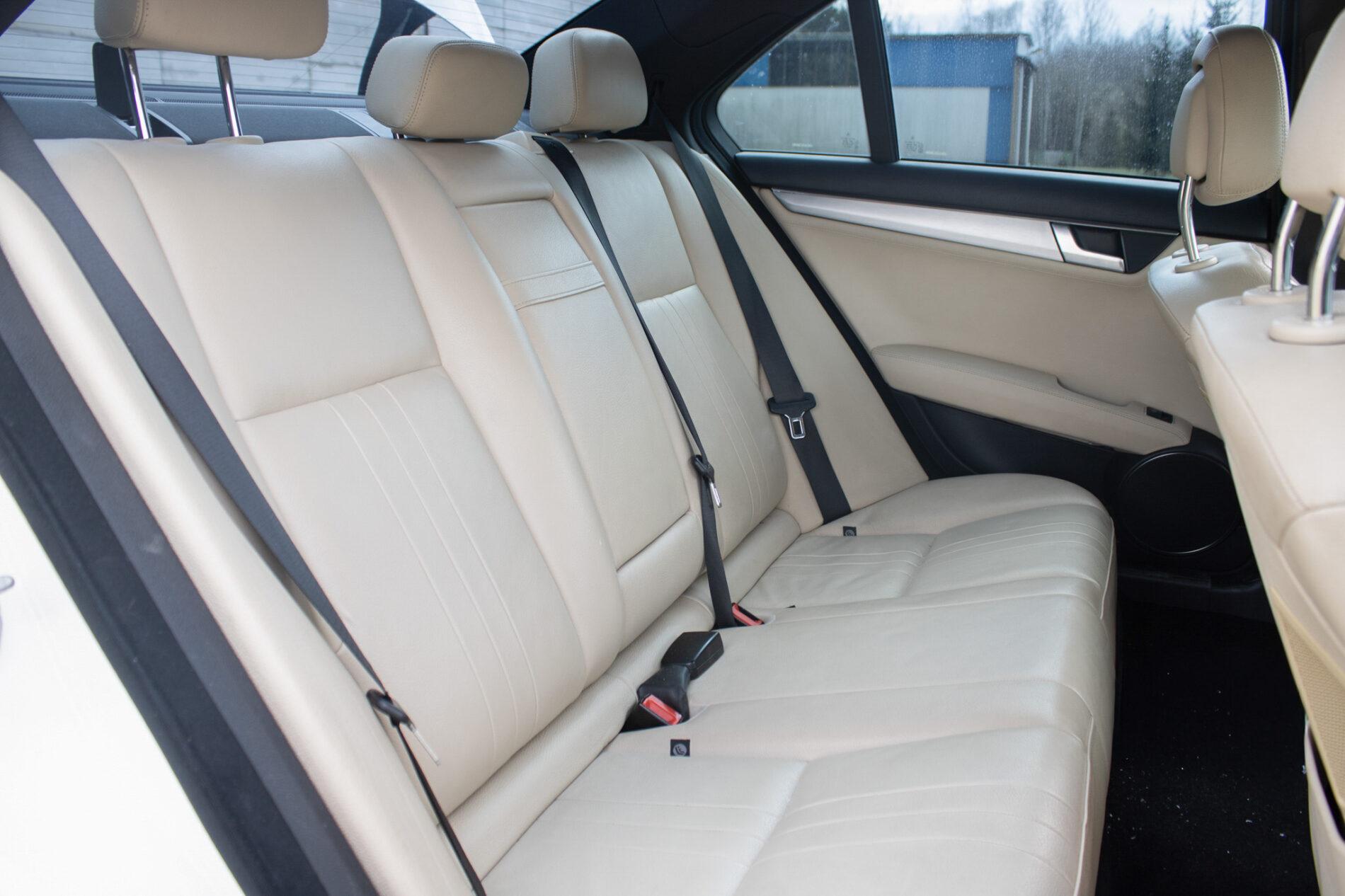 2011 Mercedes-Benz C 300, biela sedan, 206 000 km