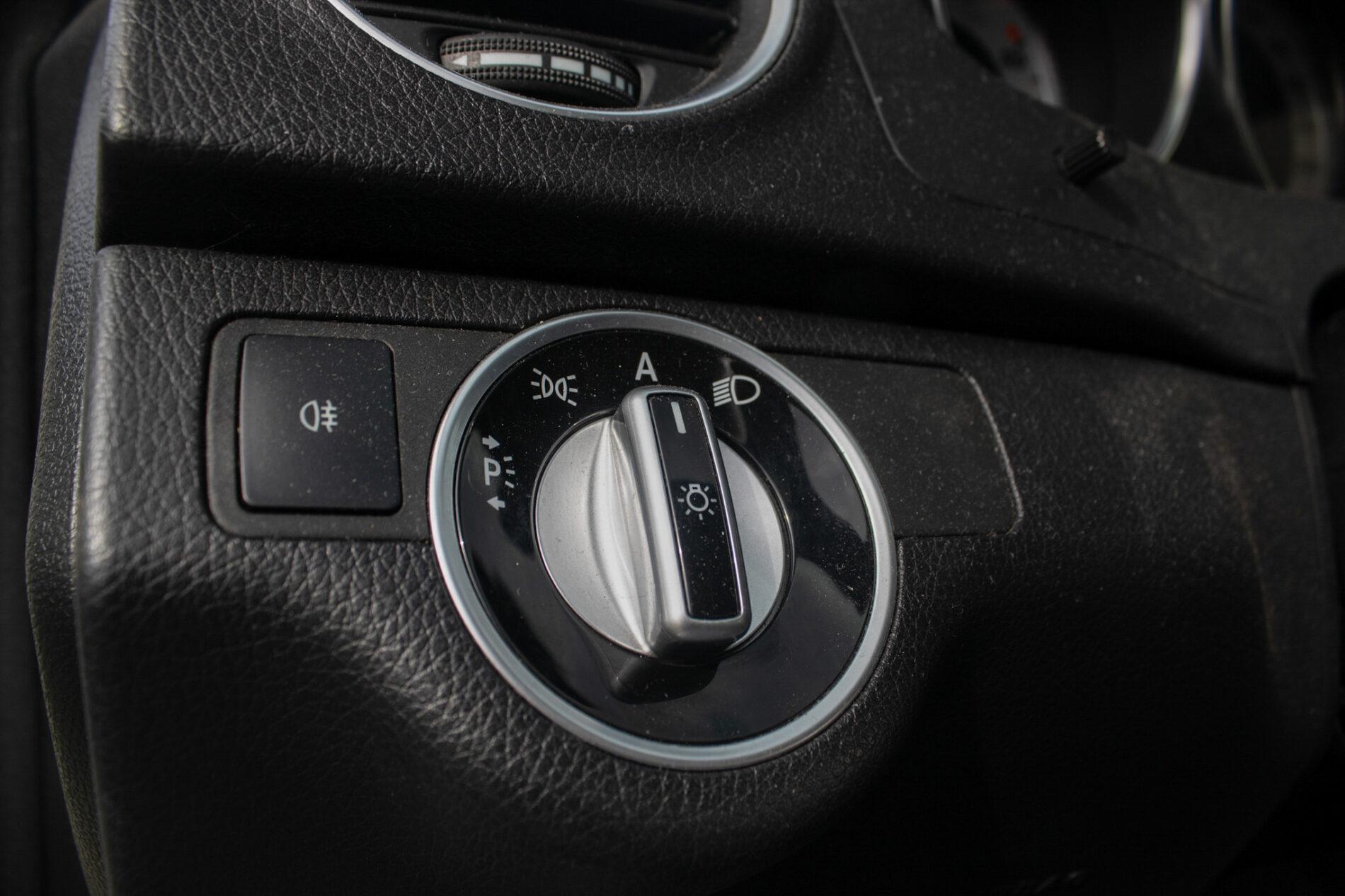 2011 Mercedes-Benz C 300, biela sedan, 206 000 km