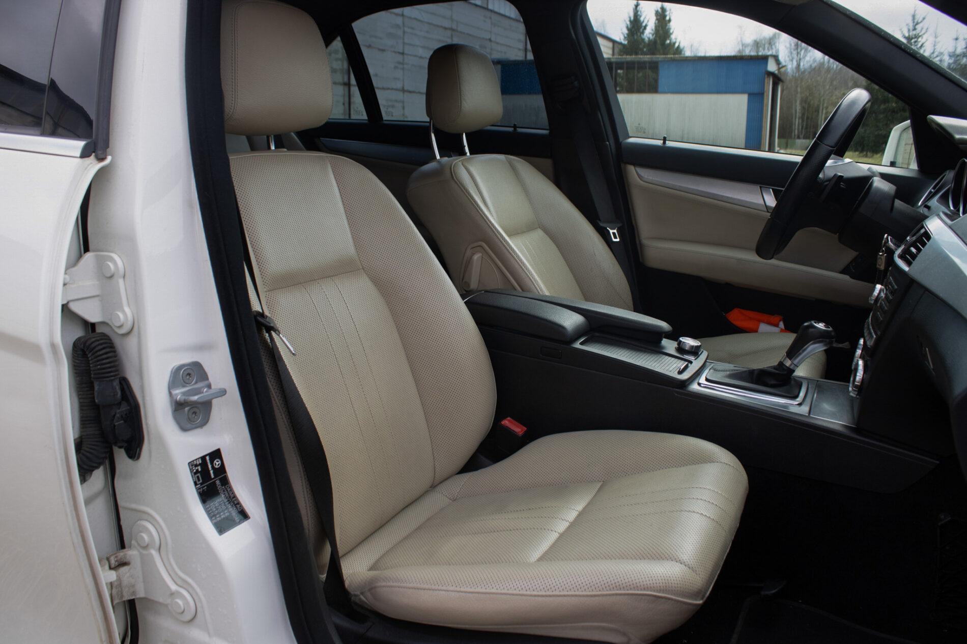 2011 Mercedes-Benz C 300, biela sedan, 206 000 km