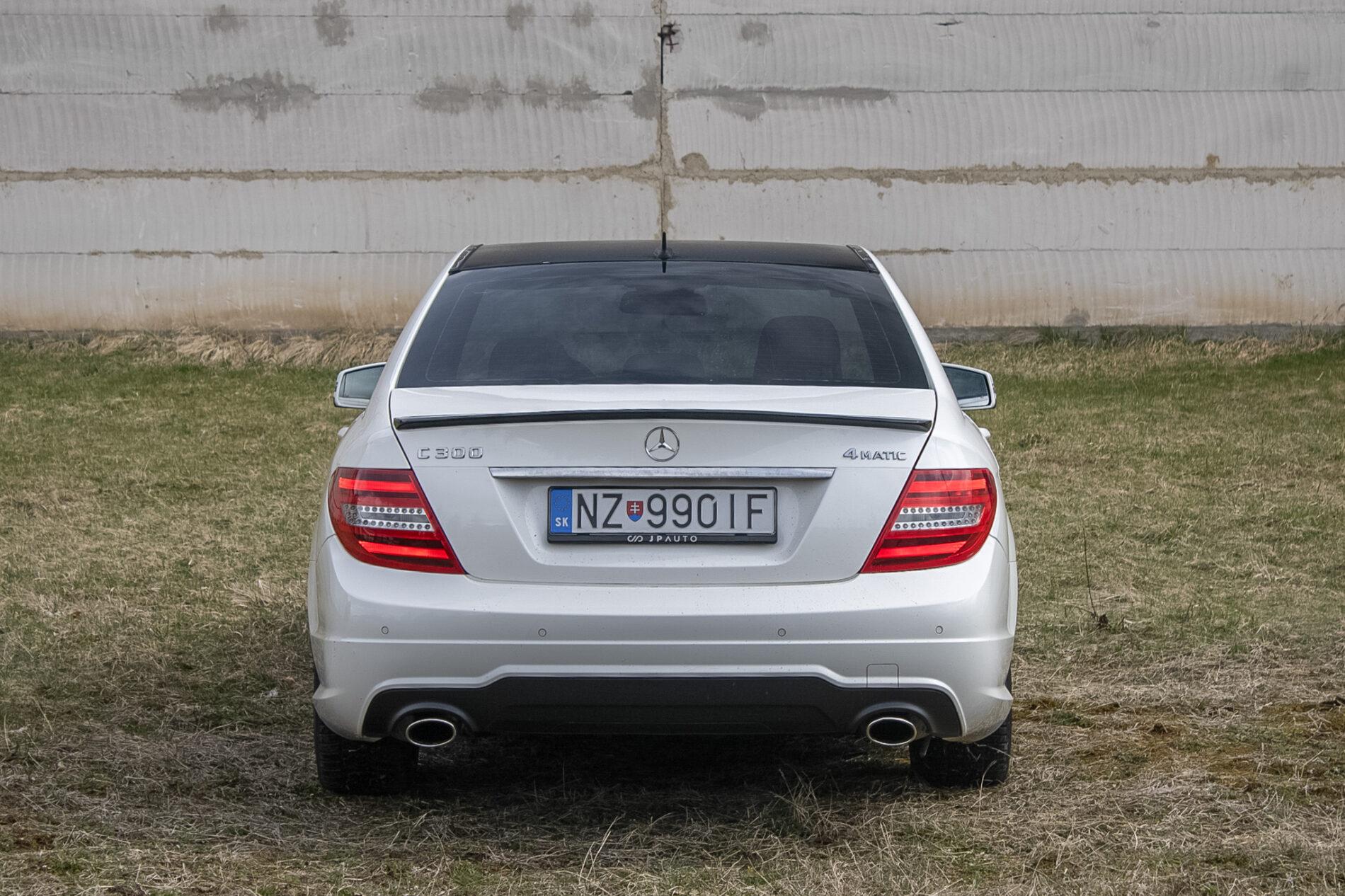 2011 Mercedes-Benz C 300, biela sedan, 206 000 km