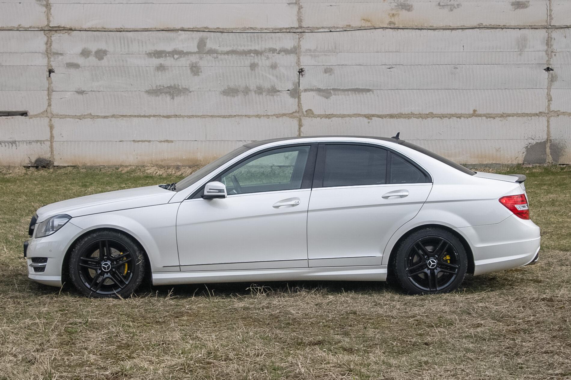 2011 Mercedes-Benz C 300, biela sedan, 206 000 km
