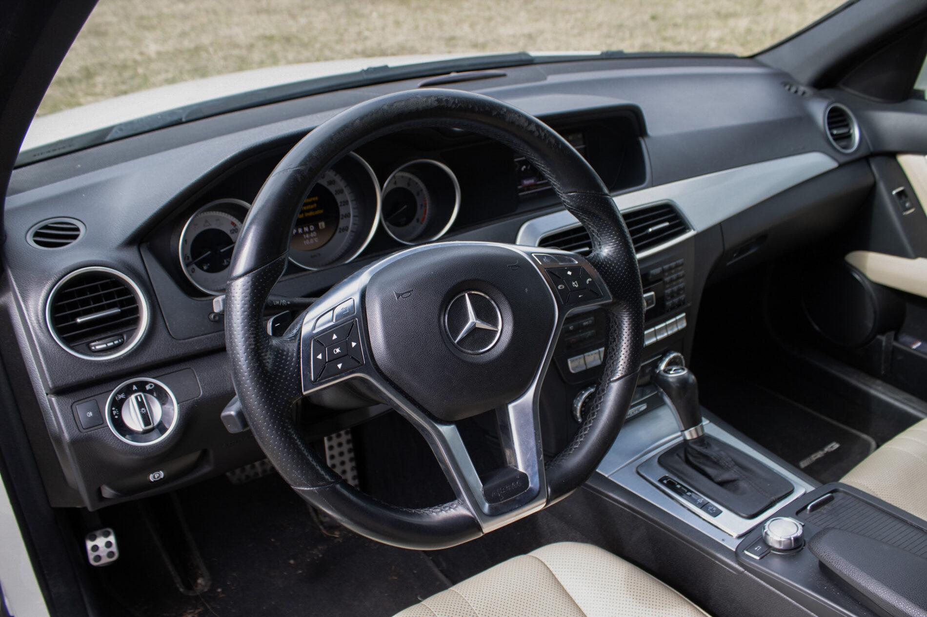 2011 Mercedes-Benz C 300, biela sedan, 206 000 km